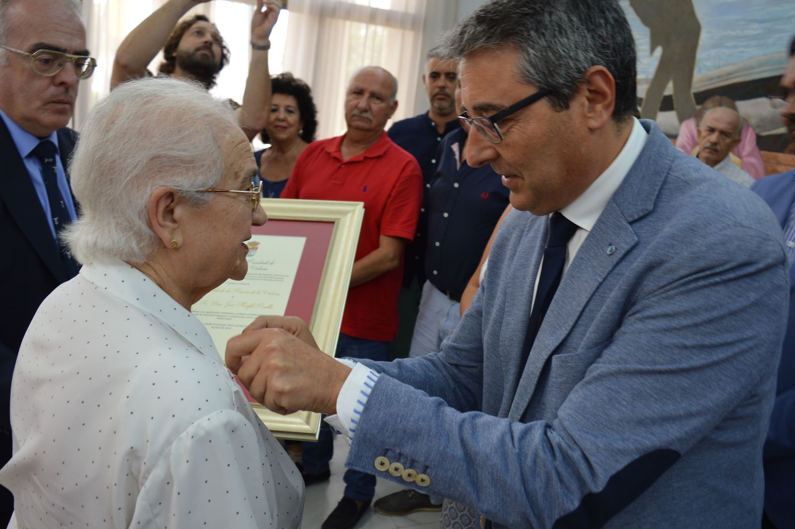 El alcalde de Rincón de la Victoria entrega a un familiar de Marfil el reconocimiento