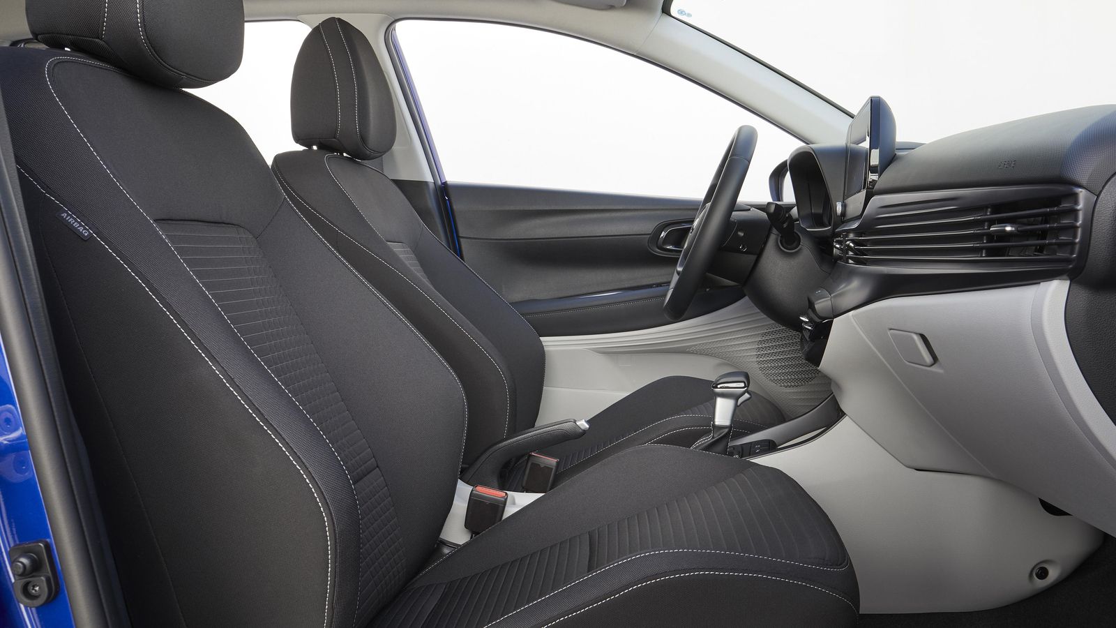 Los asientos delanteros son amplios, pero de mullido muy blando. Sujetan menos de lo que parece.