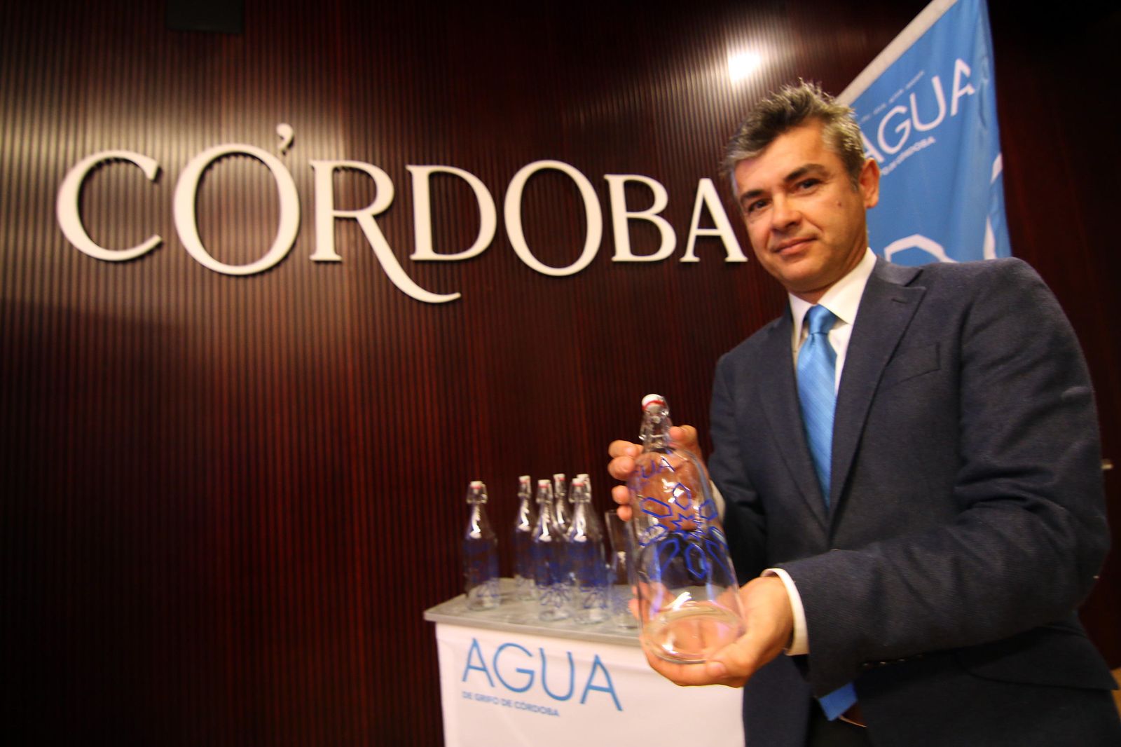 Jorge Chastang muestra una de las botellas con el logotipo diseñado por él.