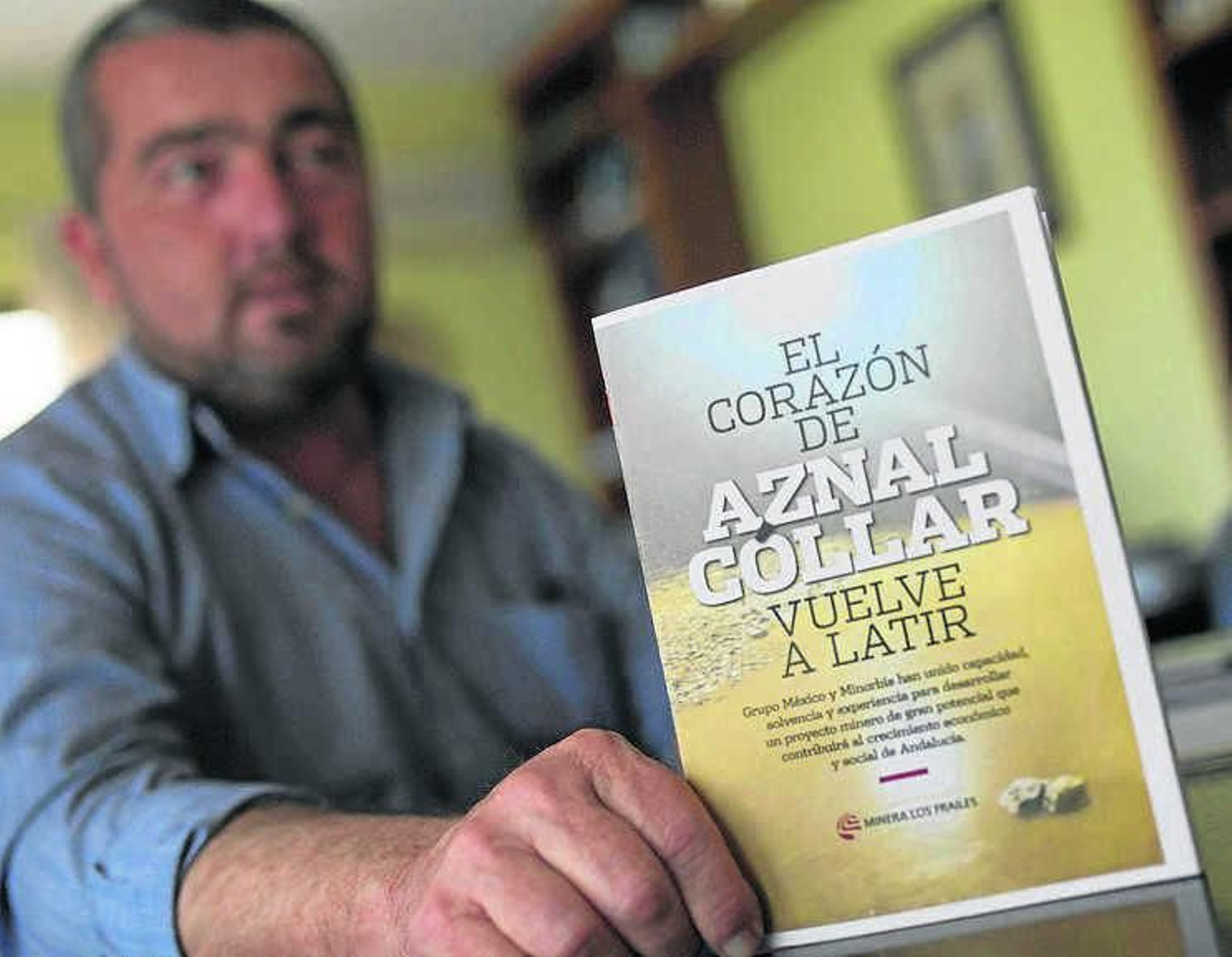 El alcalde de Aznalcóllar, Juan José Garrido, sostien un folleto sobre el proyecto de Minera Los Frailes para el yacimiento.