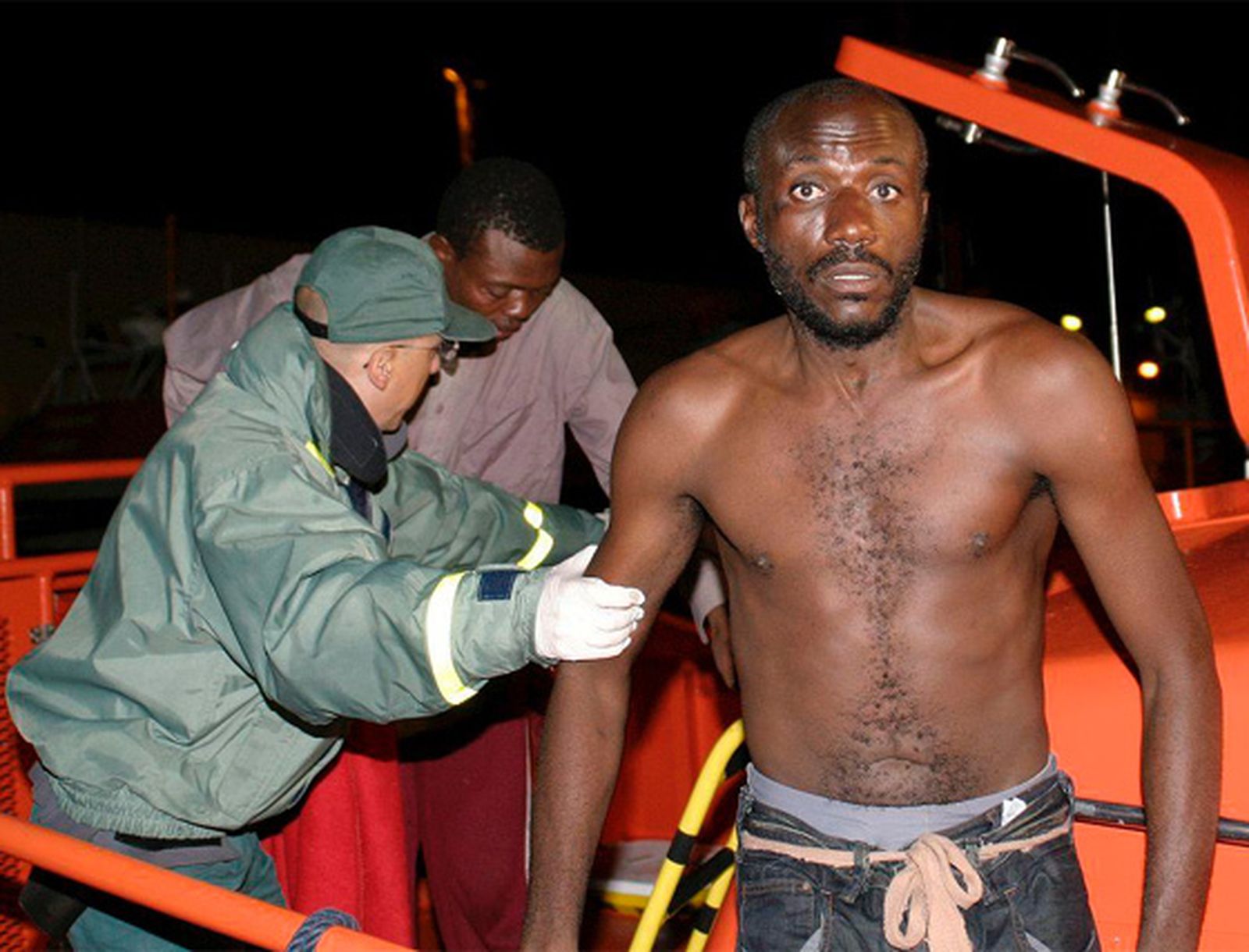 "Vi cómo una ola se llevaba a mi mujer y a mi hijo de la embarcación"