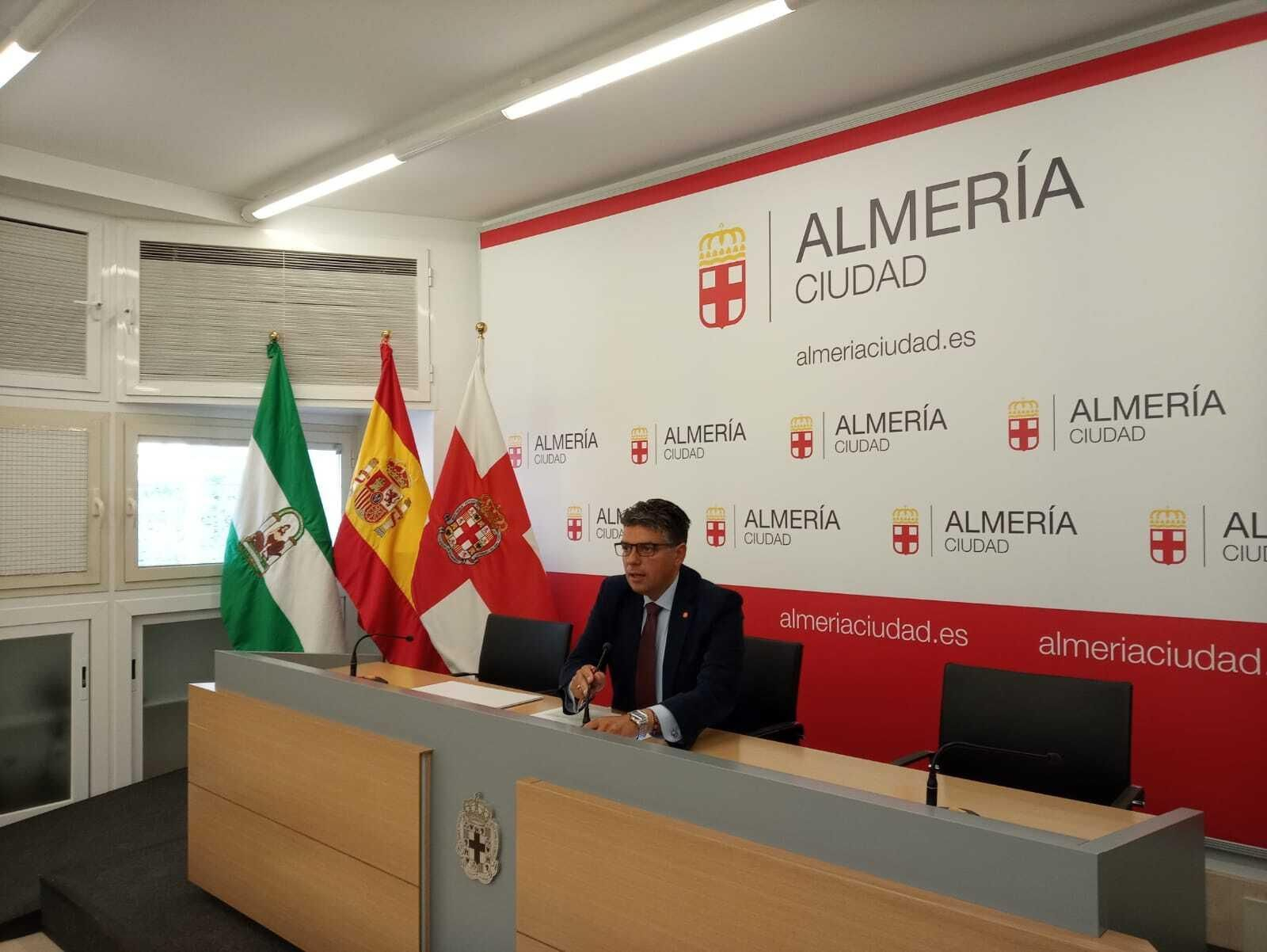 Miguel Cazorla, en una rueda de prensa anterior a la cuarentena