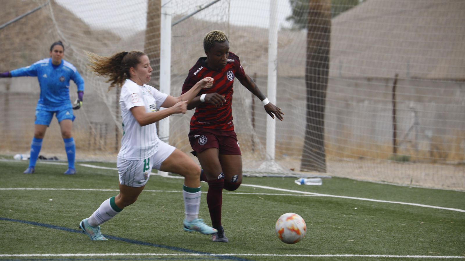 Cintia Hormigo presiona a Coolfat.