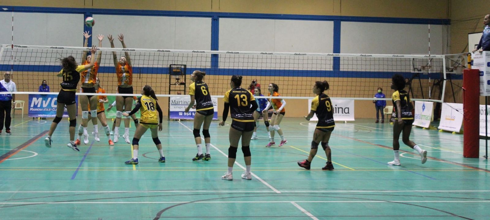 Una acción de ataque del Mairena Voley.