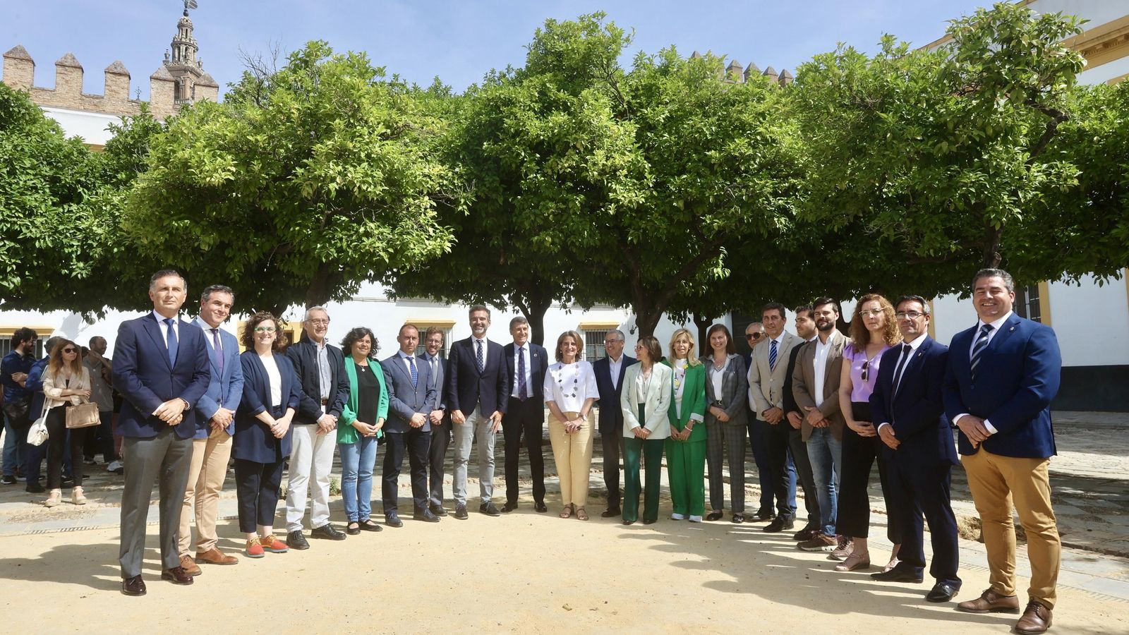 Teresa ribera y Ramón Fernández-Pacheco con los alcaldes de los 14 municipios del área de Doñana esta mañana en Sevilla.