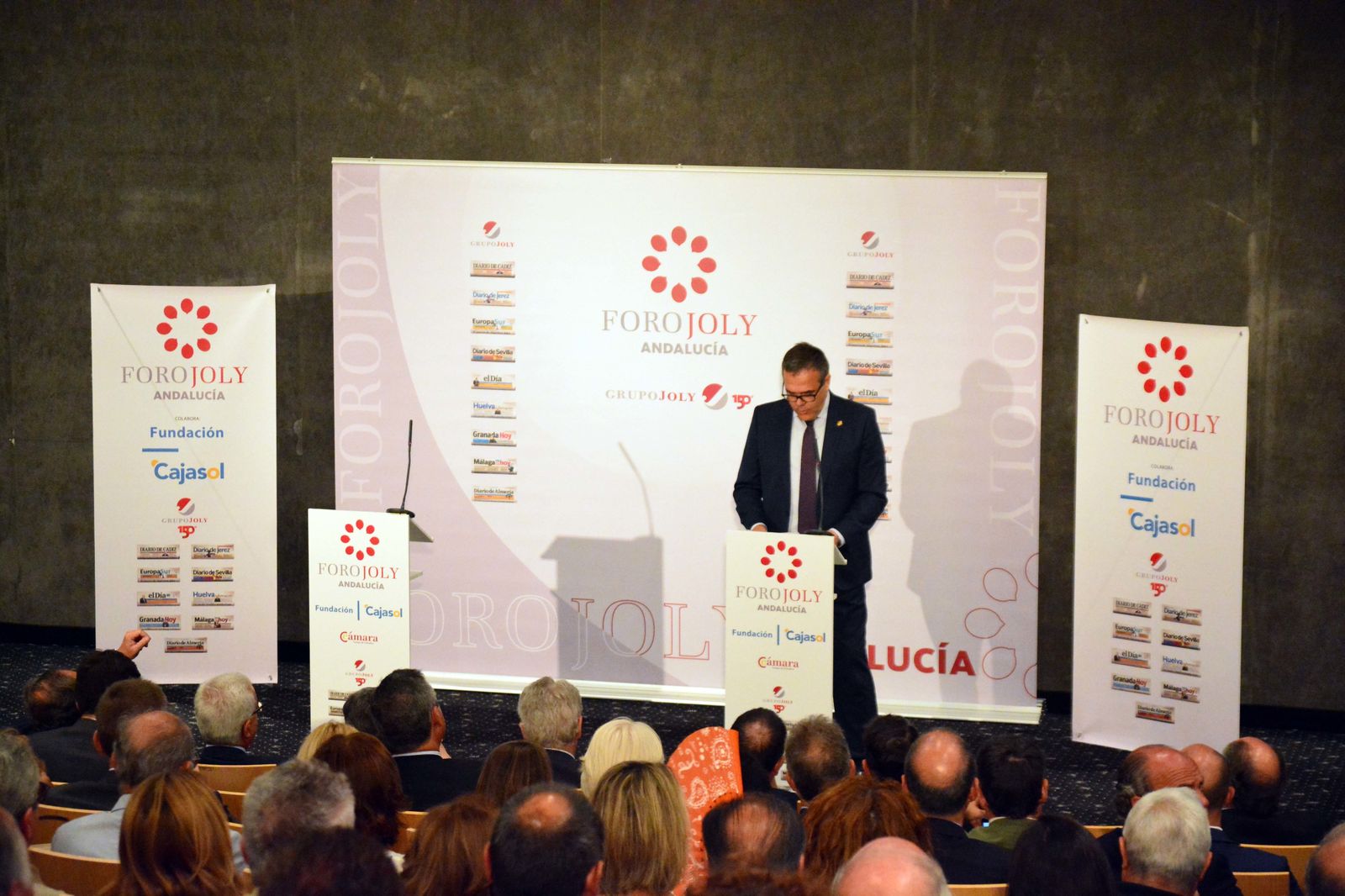 Las imágenes del ministro Alfonso Dastis en el Foro Joly