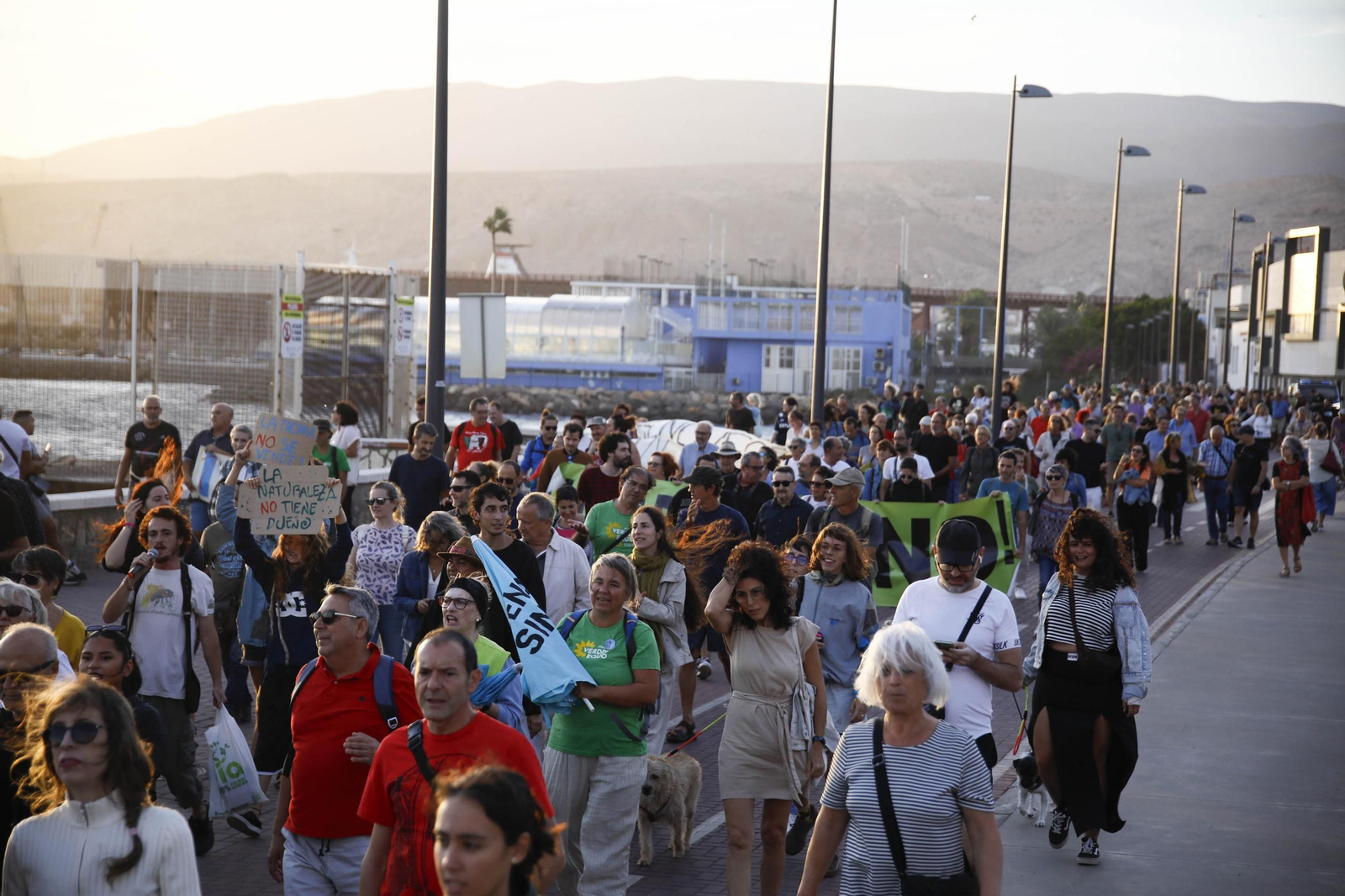 La manifestación "Genoveses sin hotel", en imágenes