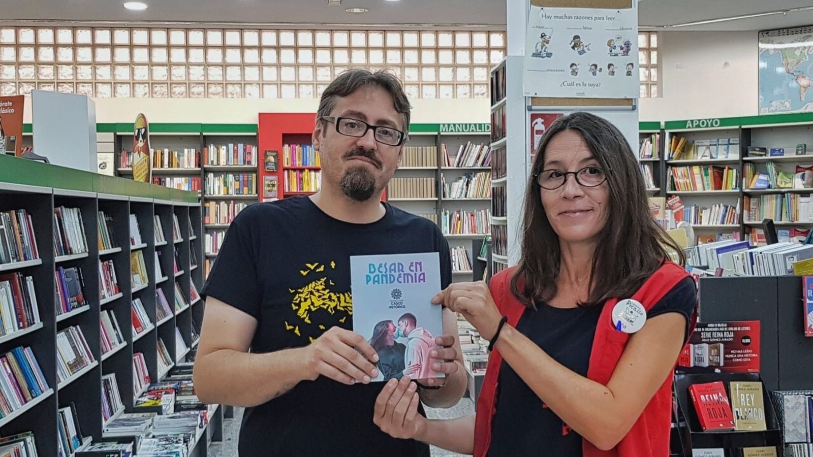 Uno de los ganadores en la librería Picasso con su libro