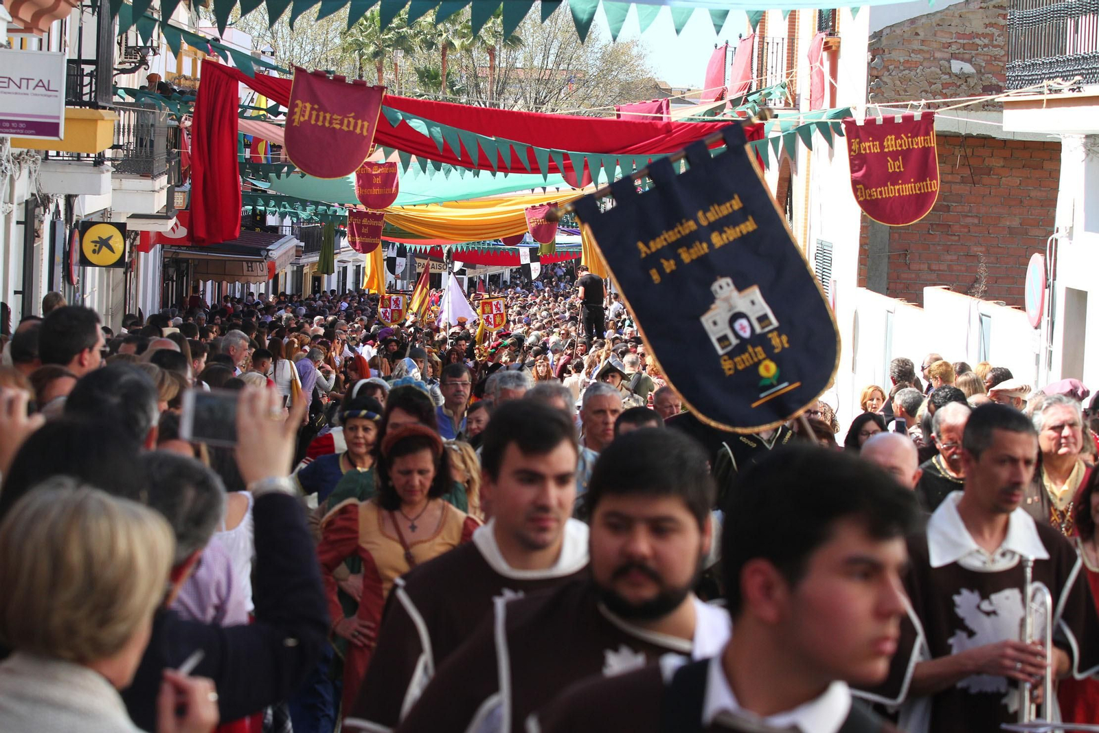 Imágenes del desfile de la XIX Feria Medieval del Descubrimiento, en Palos de la Frontera