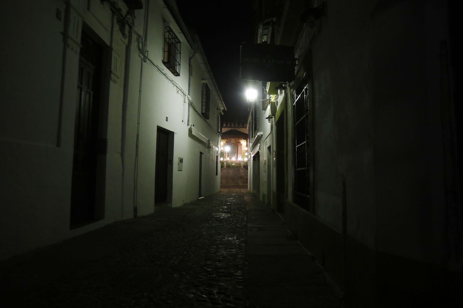 Fotografías: Un paseo por la solitaria Córdoba del toque de queda