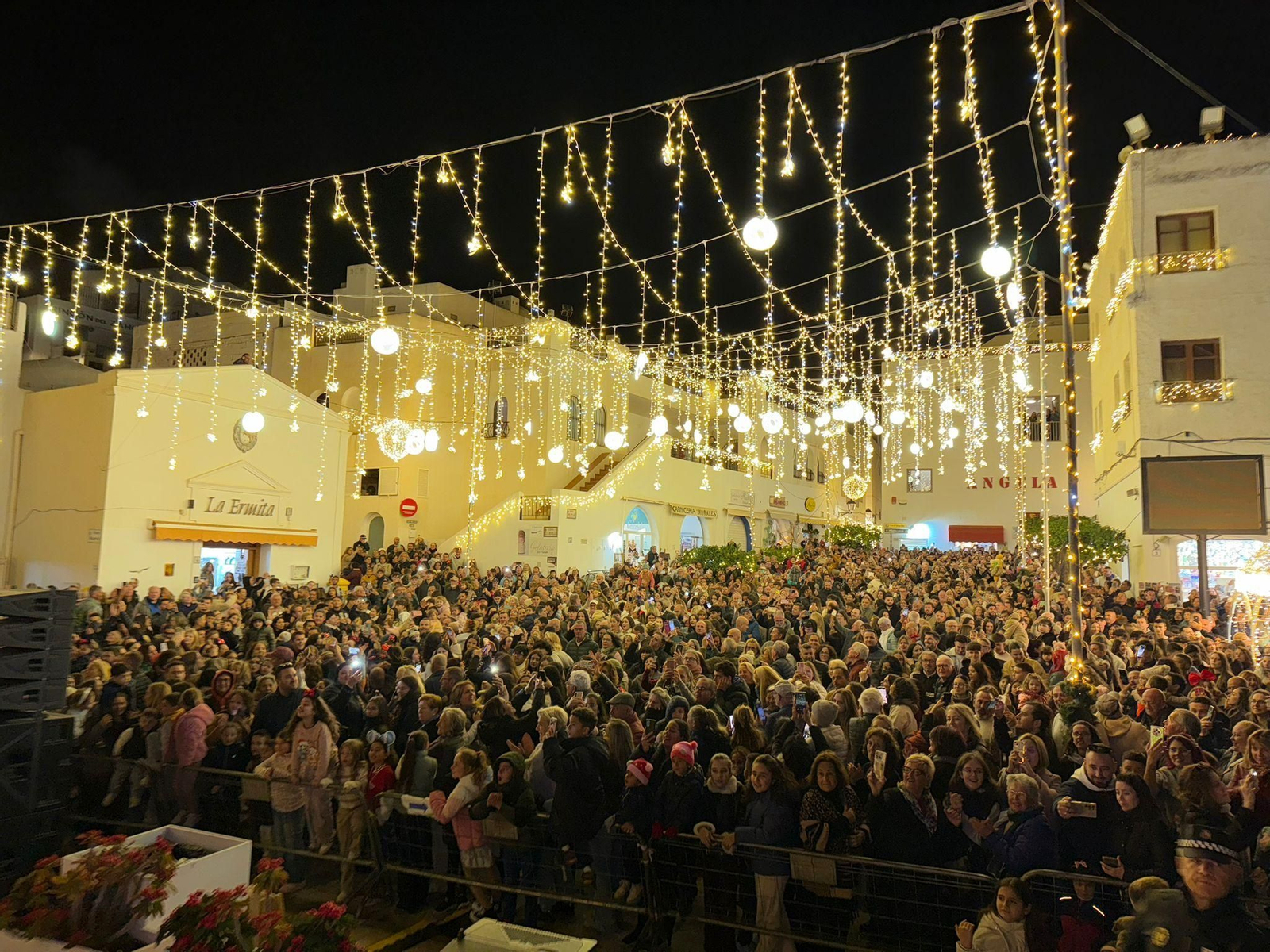 Y la Navidad llegó a Mojácar: así ha sido el espectacular encendido del alumbrado