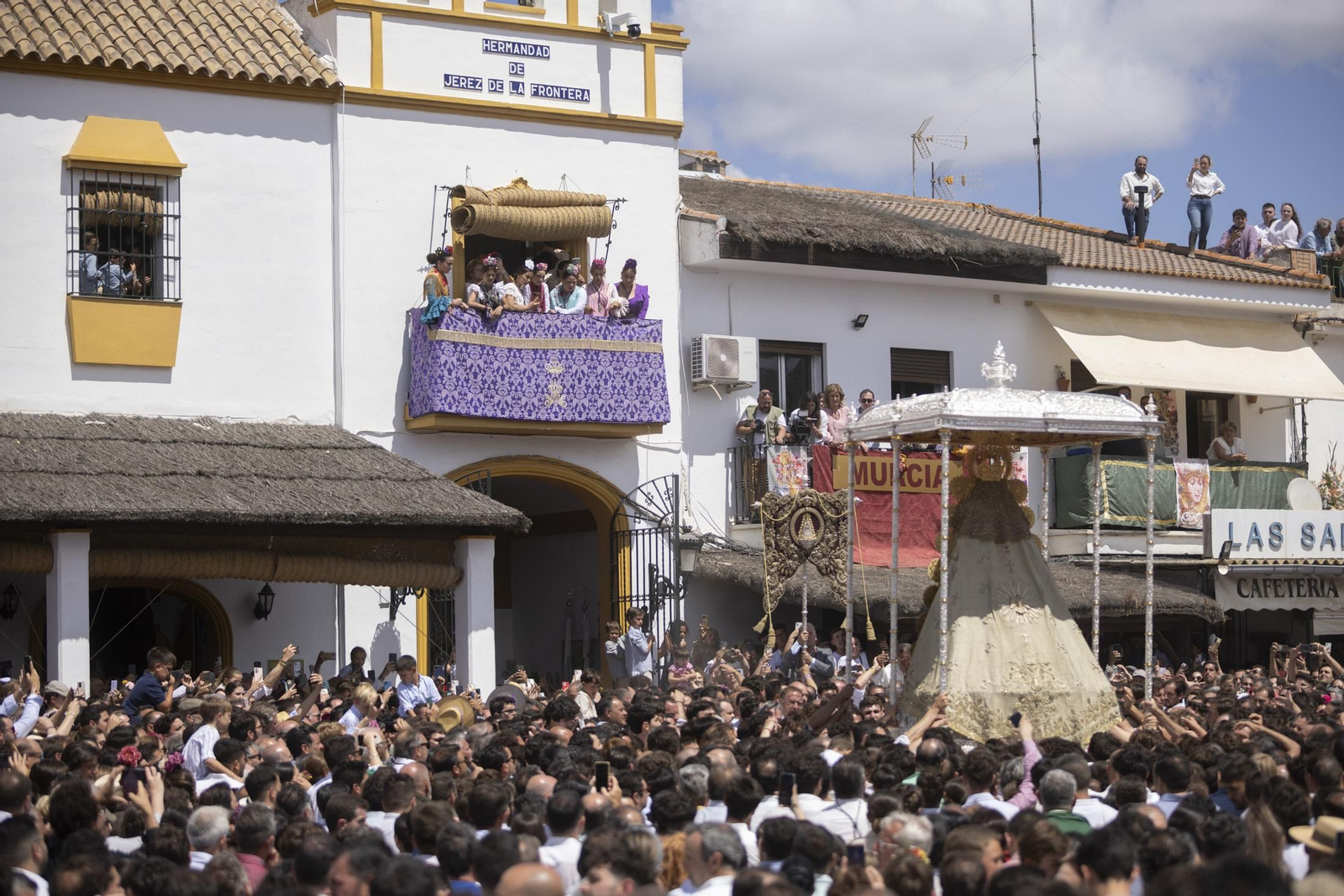 Las mejores imágenes de la procesión de la Virgen del Rocío en la aldea