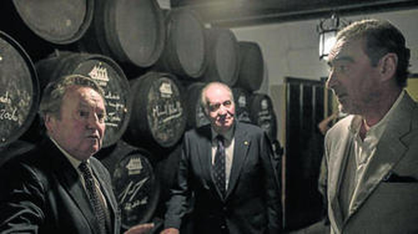 El Rey Juan Carlos, ayer en la bodega Gutiérrez Colosía junto a su propietario y Carlos Herrera.