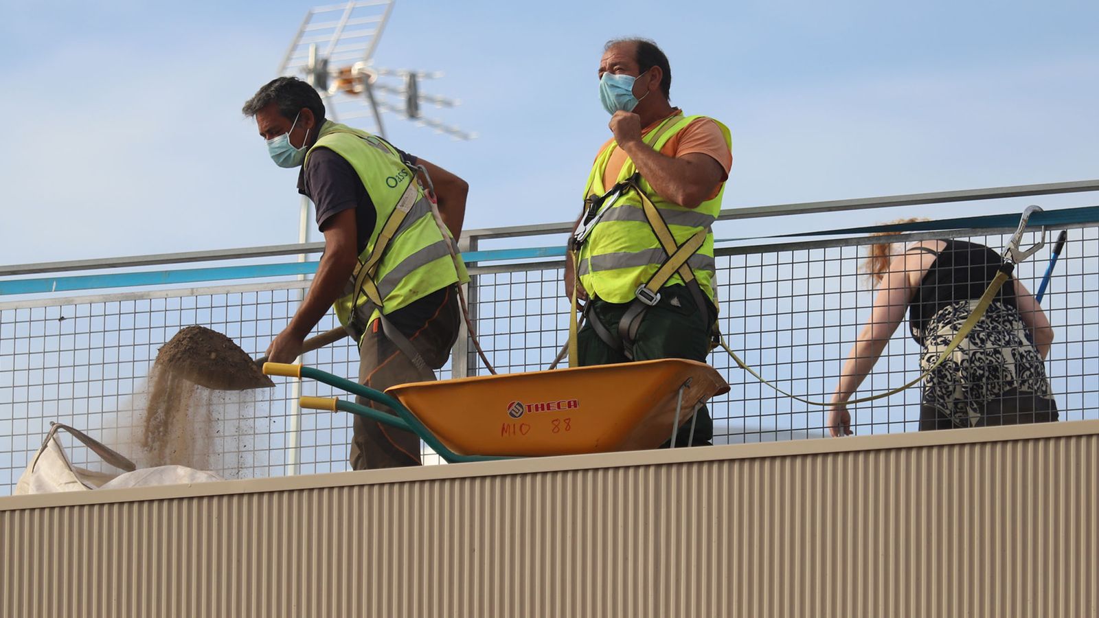 Un grupo de operarios realiza labores de jardinería en la parte superior del centro de salud de Isla Chica.