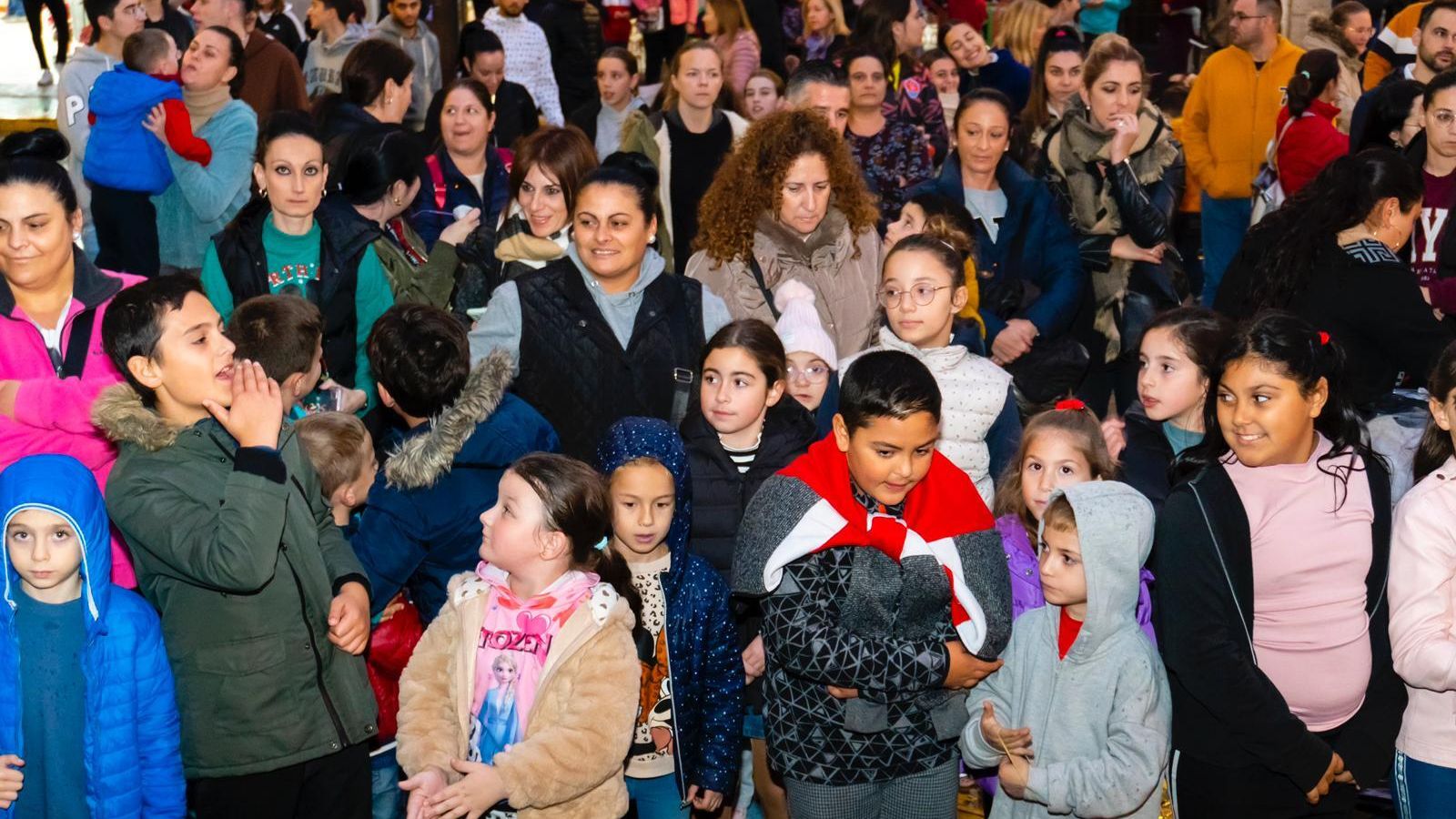 Familias enteras se dieron cita en la Plaza Puerta del Mar para disfrutar de la velada.