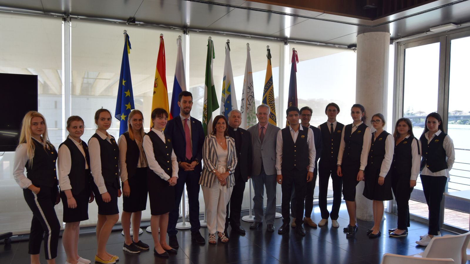 Iñaki Echeveste, director de la Escuela Superior de Hostelería de Sevilla, junto a Luis de Lezama, el fundador, y un grupo de estudiantes y representantes de Rusia en la inauguración de un curso la semana pasada.