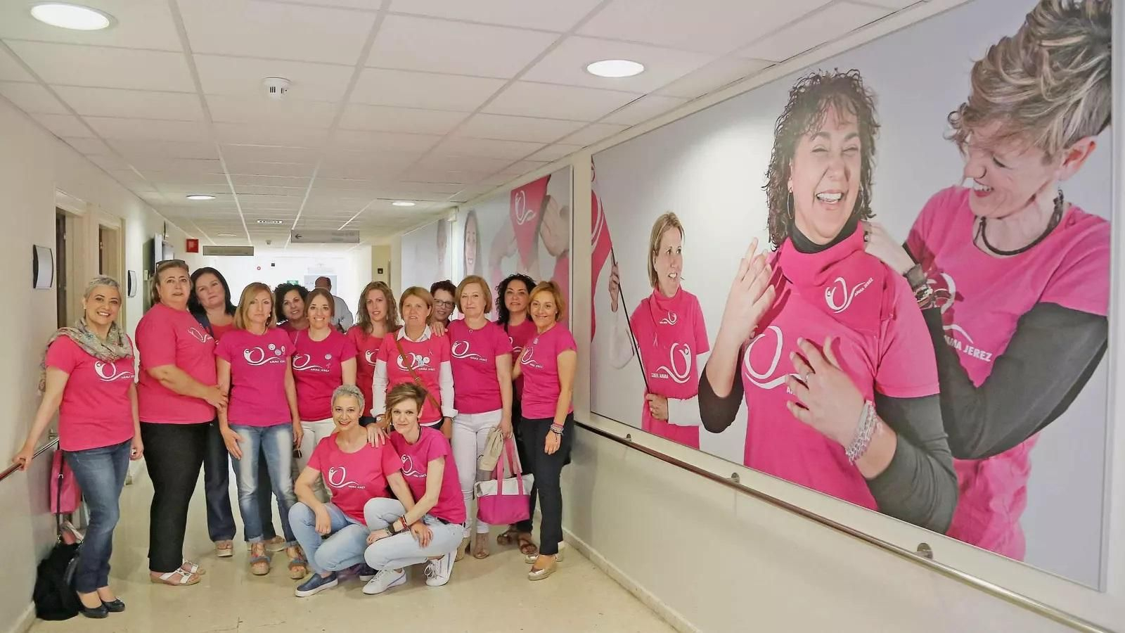 Representantes de la asociación Amma y del hospital, en una imagen de archivo.