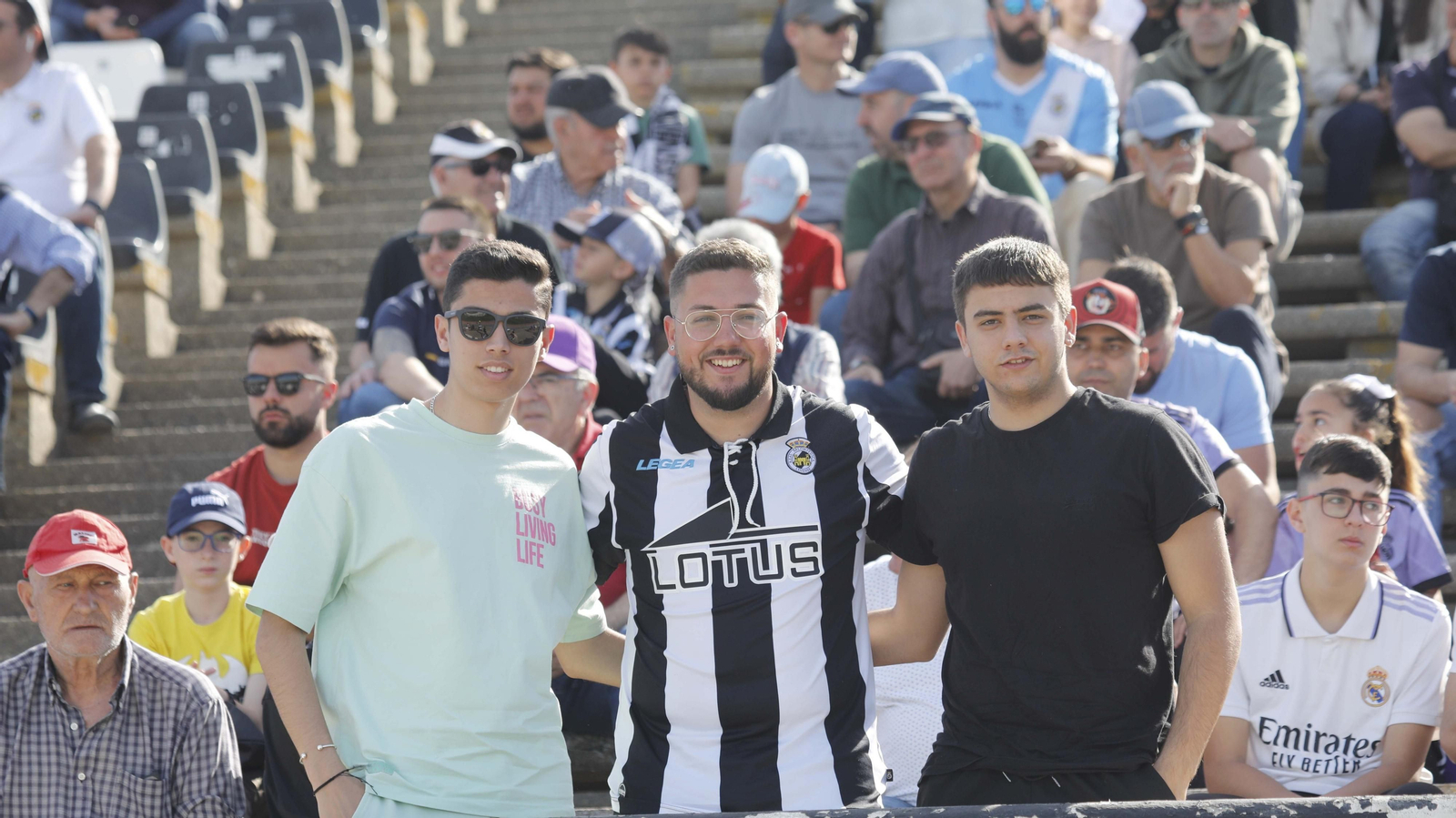 Fotos de la afición durante el encuentro de la Balona - Real Madrid Castilla