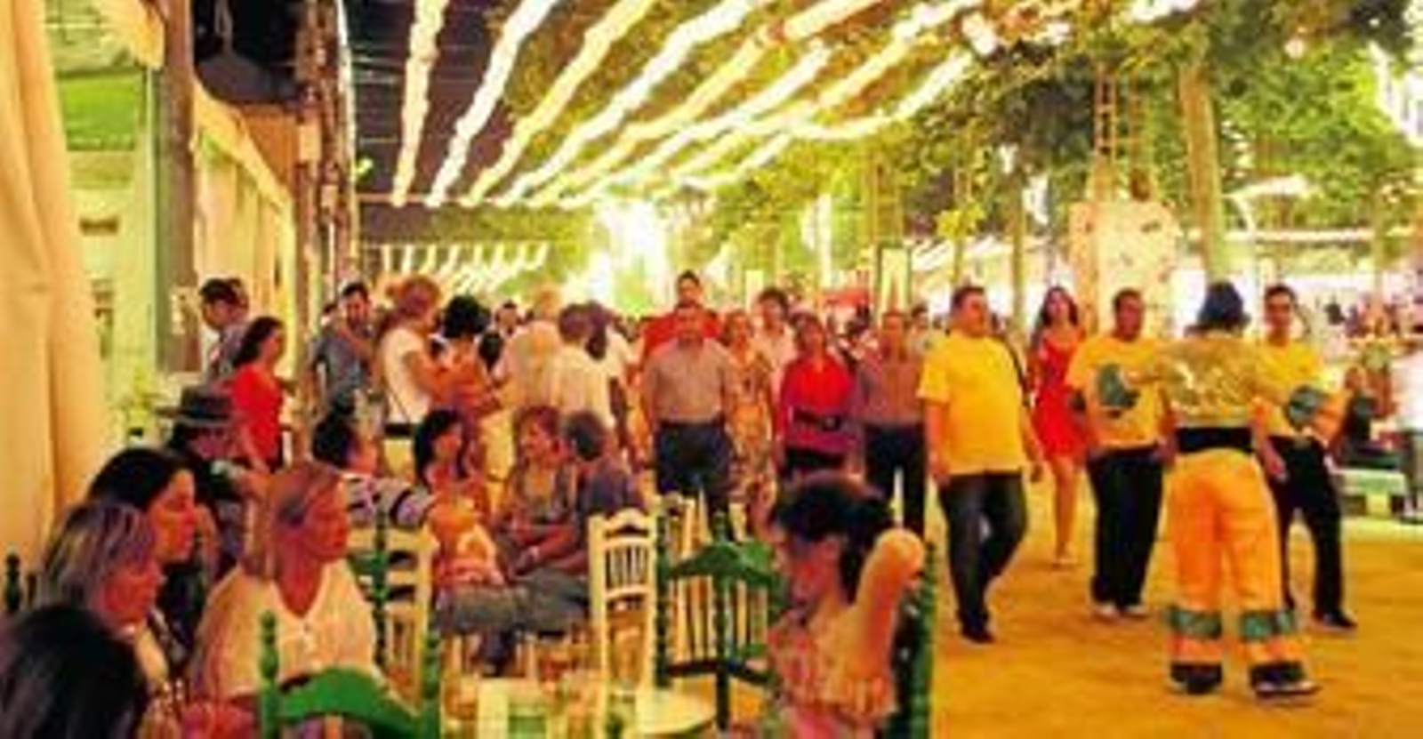 El gentío y el buen tiempo hizo que muchos caseteros sacaran sus mesas a la calle.