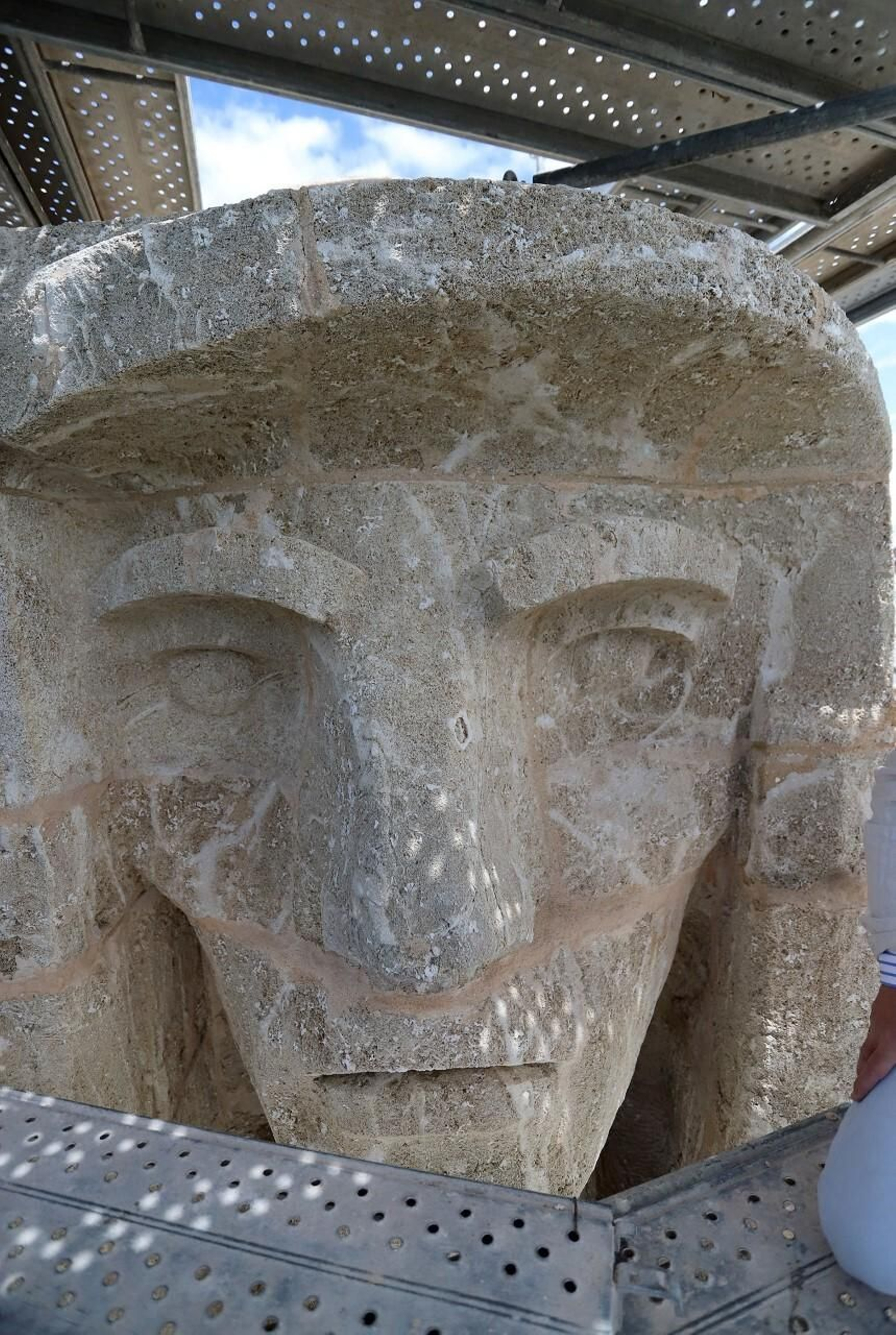 Detalle de la cara de la escultura de Cristóbal Colón.