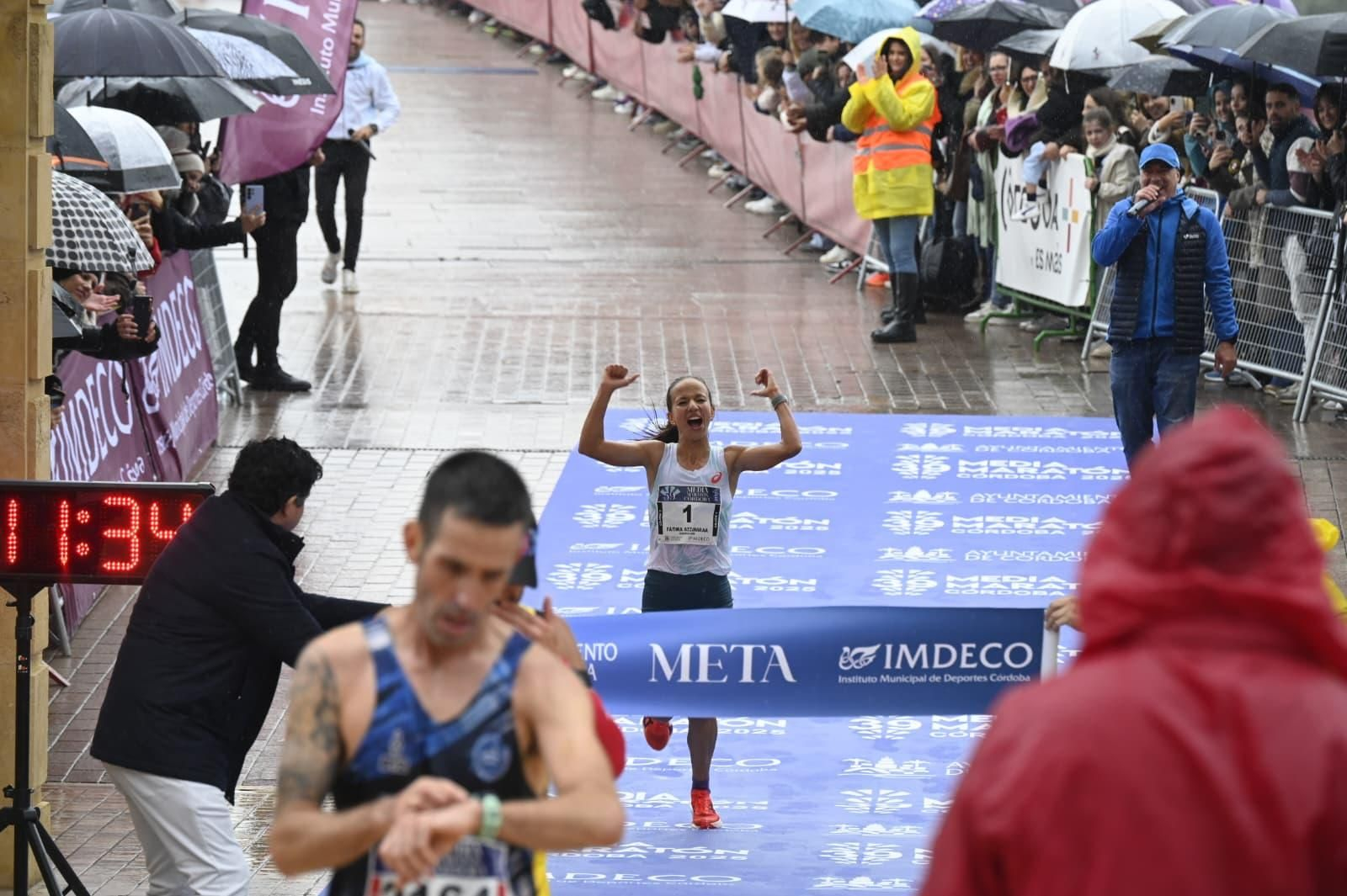 Fátima Ouhaddou celebra con euforia su triunfo en la Media Maratón de Córdoba 2025.
