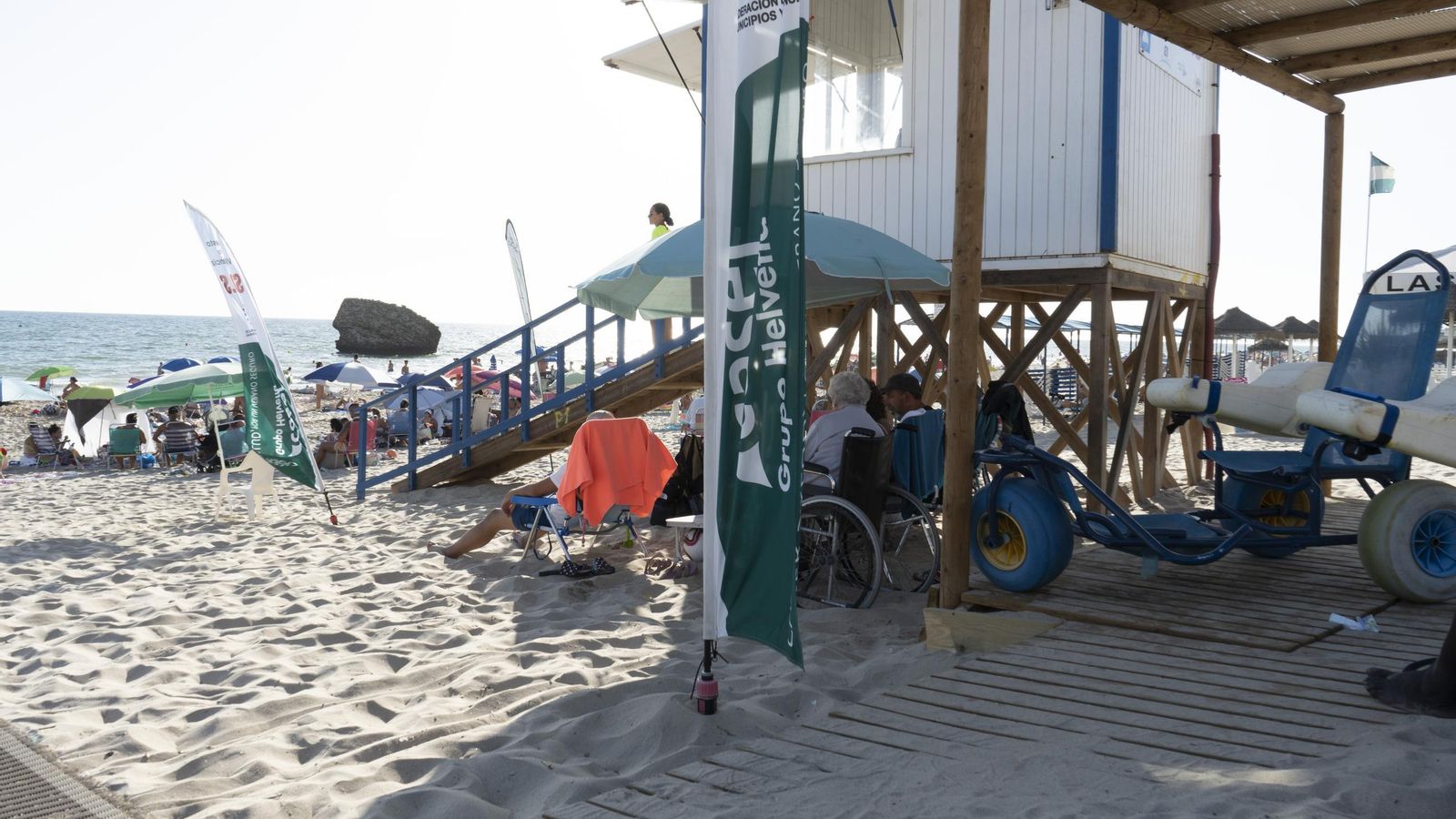 Puesto de socorro accesible en una de las playas de Matalascañas. Puesto de socorro accesible en una de las playas de Matalascañas.