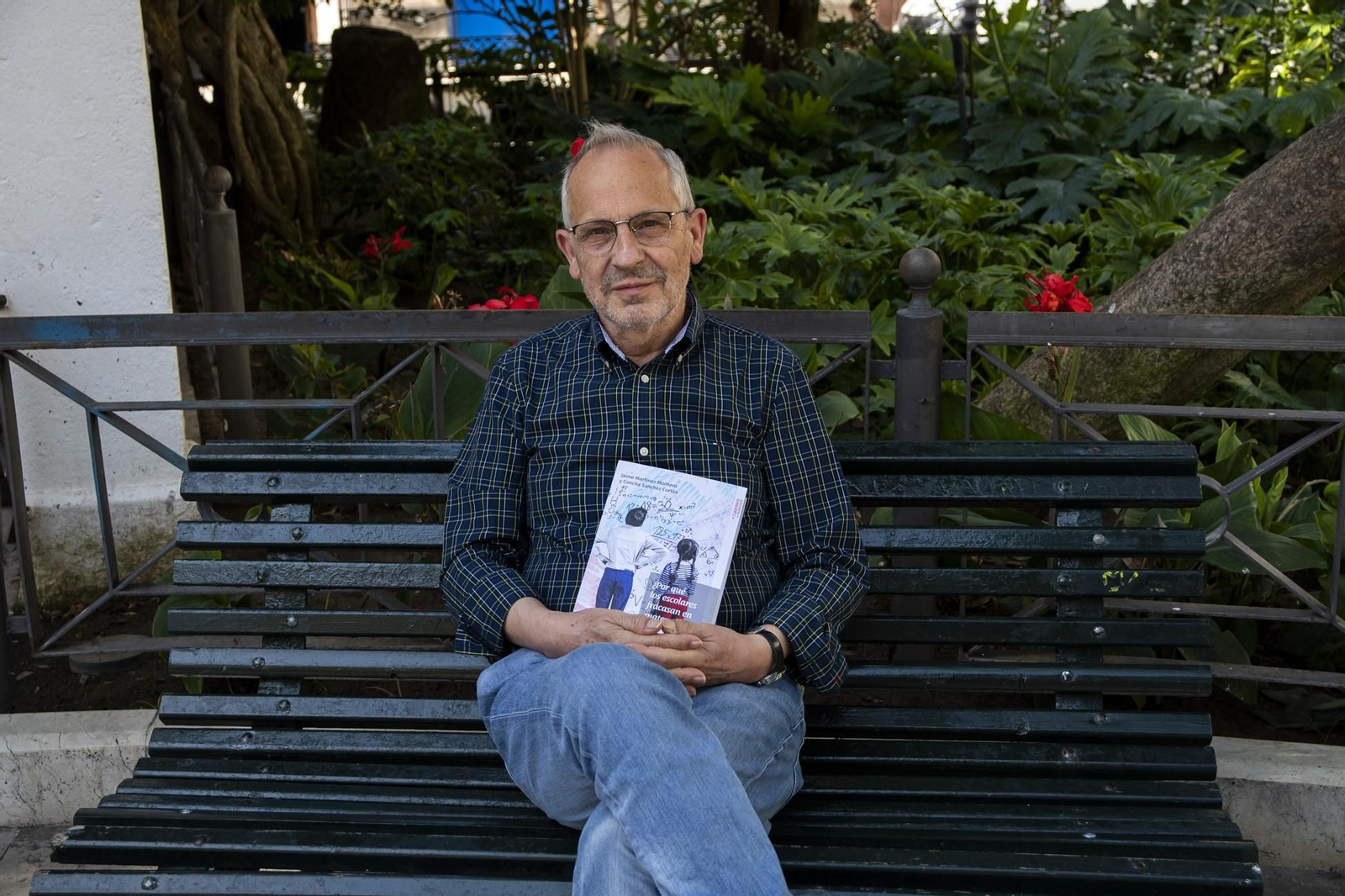 Jaime Martínez sosteniendo uno de sus libros pedagógicos sobre el uso del método ABN.