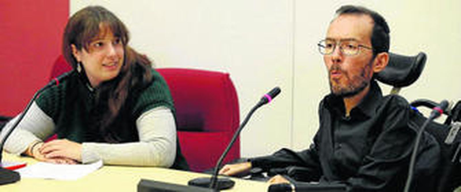 El eurodiputado de Podemos Pablo Echenique, junto a la miembro del Círculo Complutense Alba Contreras, en la presentación del documento 'Sumando Podemos'.