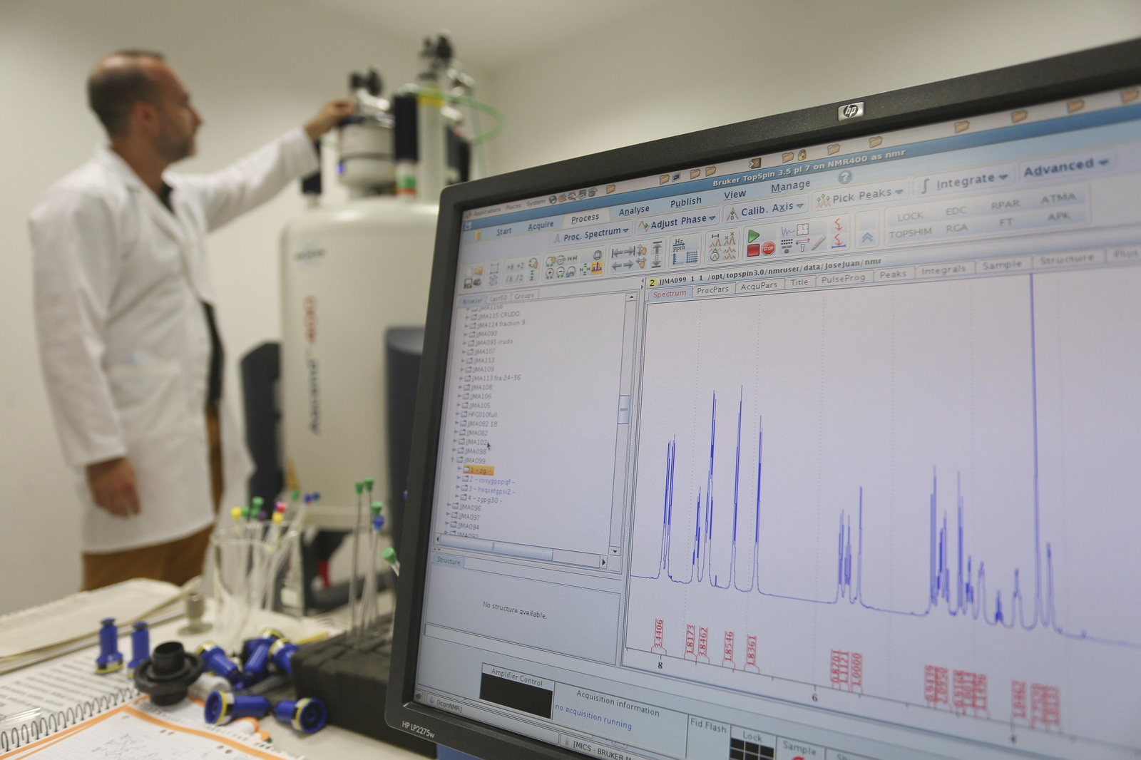 Uno de los investigadores en el laboratorio.
