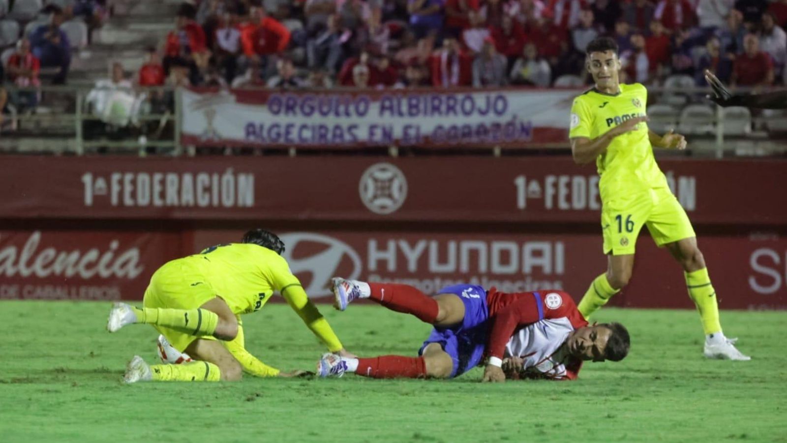El algecireño Álvaro Leiva cae al suelo ante el Villarreal B.