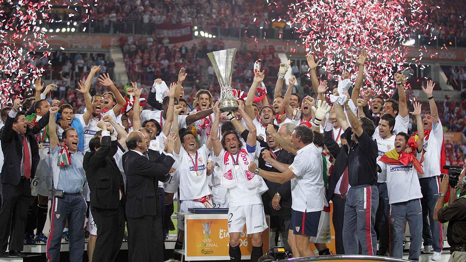 Javi Navarro levanta al cielo de Eindhoven el primer trofeo europeo del Sevilla FC.