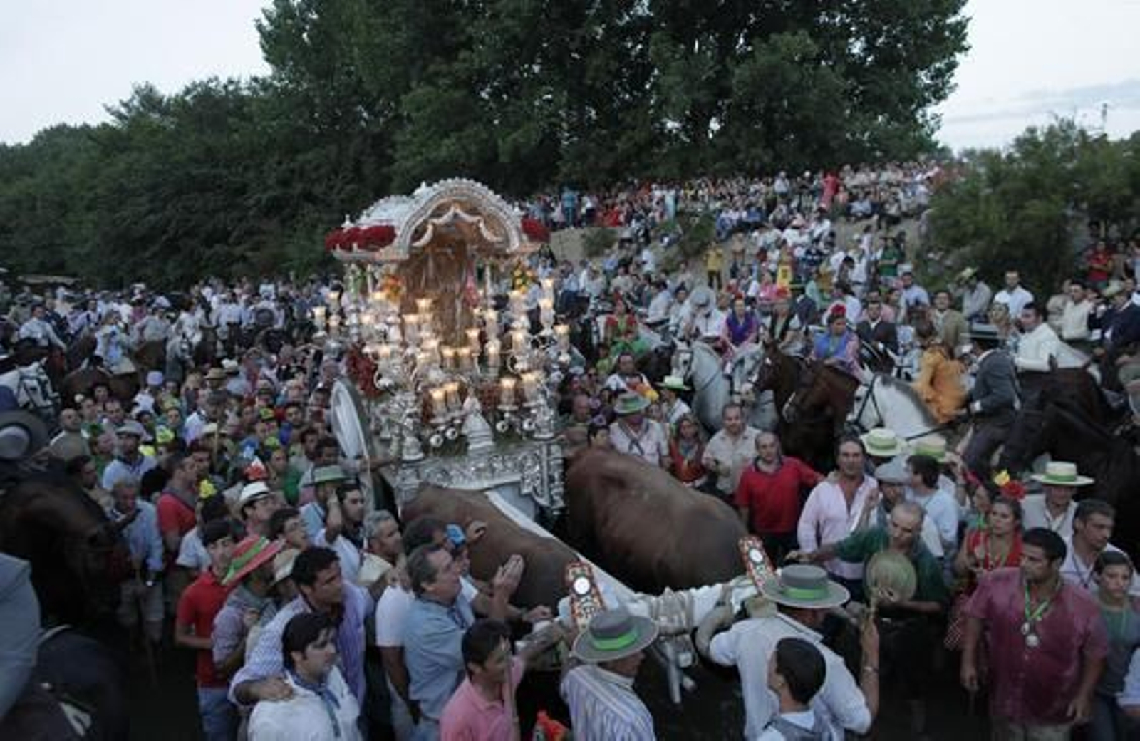 La Hermandad de Triana protagoniza con cientos de peregrinos el multitudinario rito.

Foto: Antonio Pizarro
