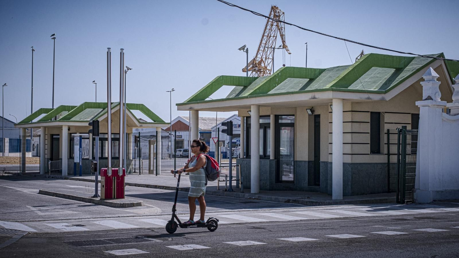Nueva puerta de acceso al Muelle de Cádiz desde la Avenida de Astilleros. Forma parte del cambio de imagen que conllevará la aparición de un tren que llegará a la nueva terminal.