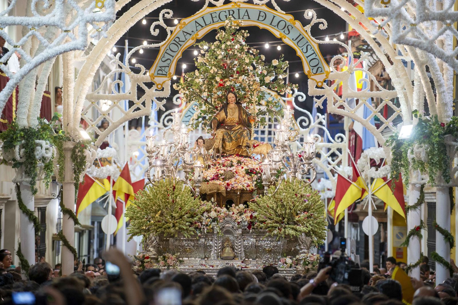 La Pastora en la calle Martín Rey, uno de los momentos culmen de la procesión