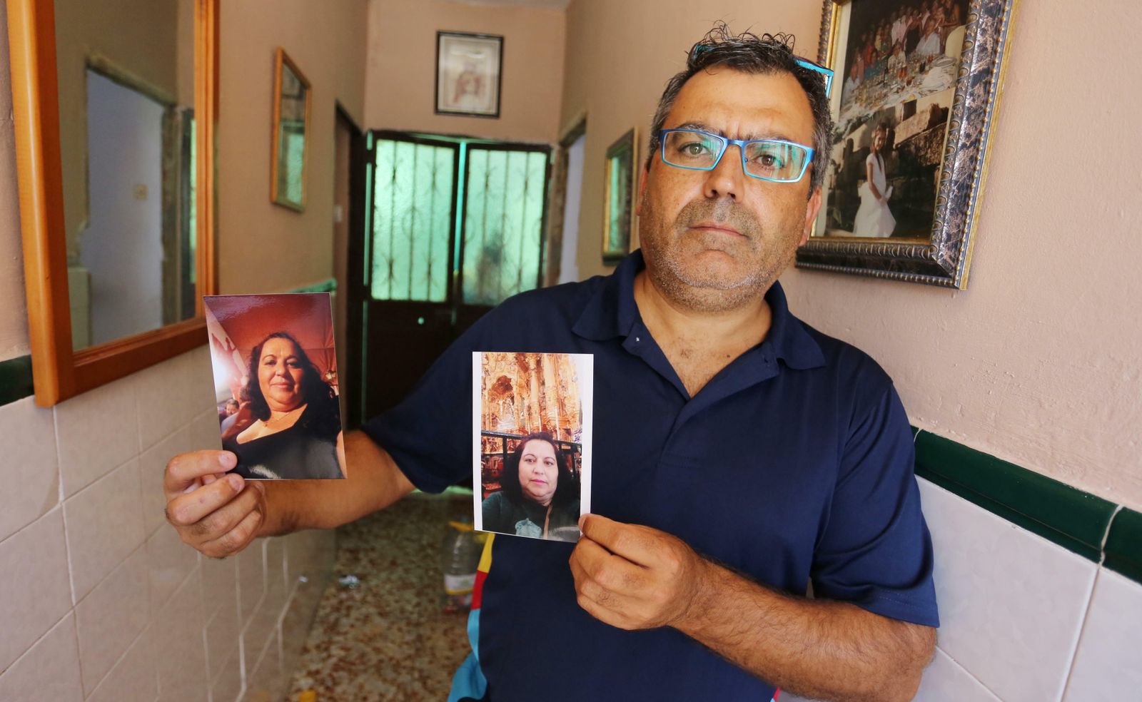 Antonio, hermano de Sonia, muestra dos fotografías de ella en el domicilio donde falleció.