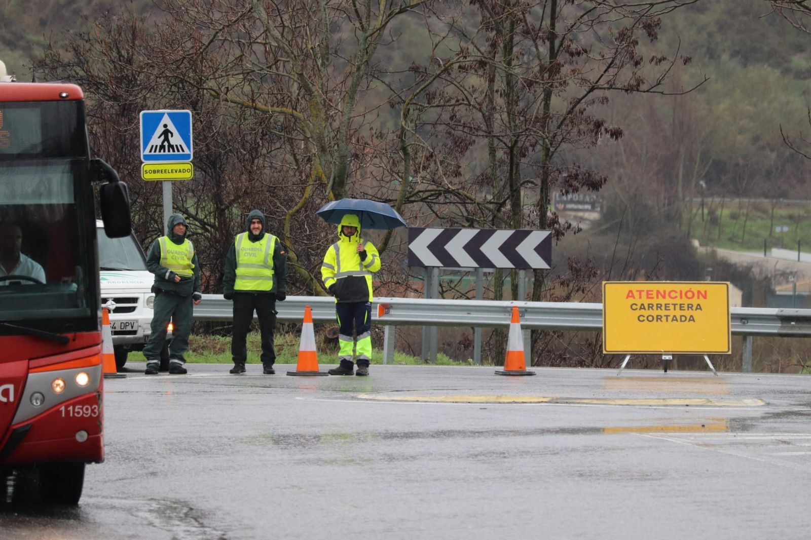 Todas las fotos de la borrasca Leonardo y sus incidencias en Granada: desprendimientos, ríos desbordados y lluvia