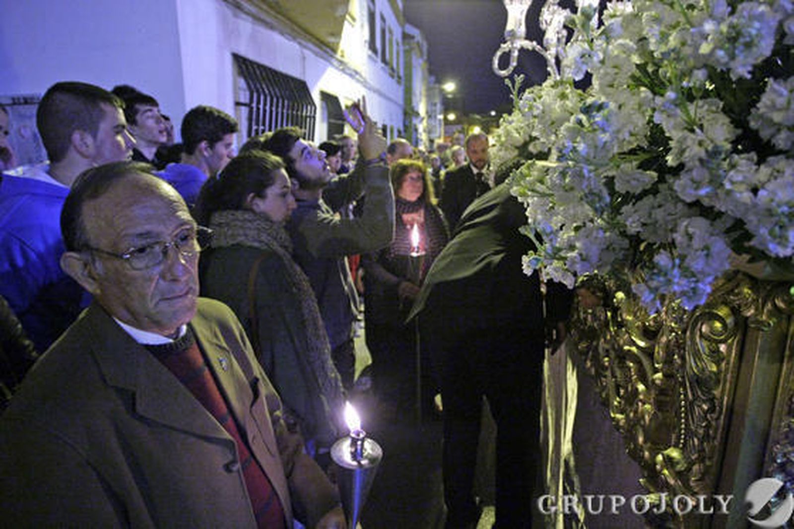La imagen de Jesús Resucitado procesiona por las calles de Algeciras de madrugada, una novedad este año  Foto: J.M.Q./Erasmo Fenoy
