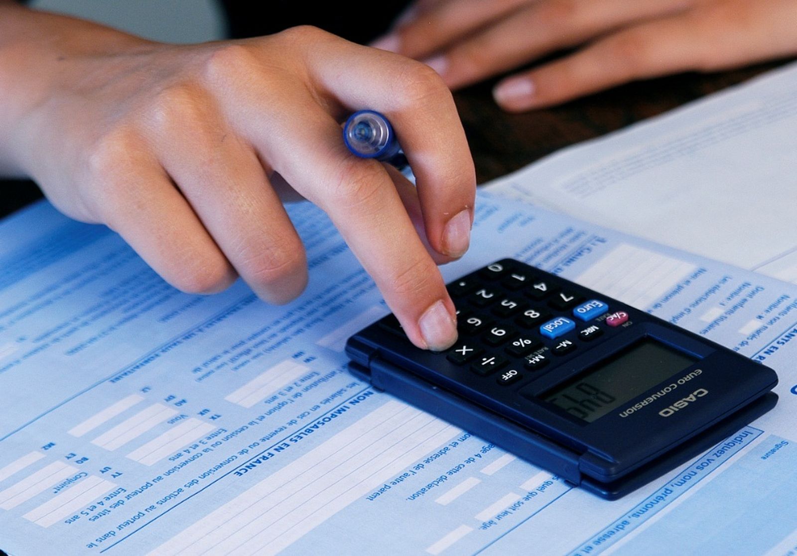 Cálculos con una calculadora.