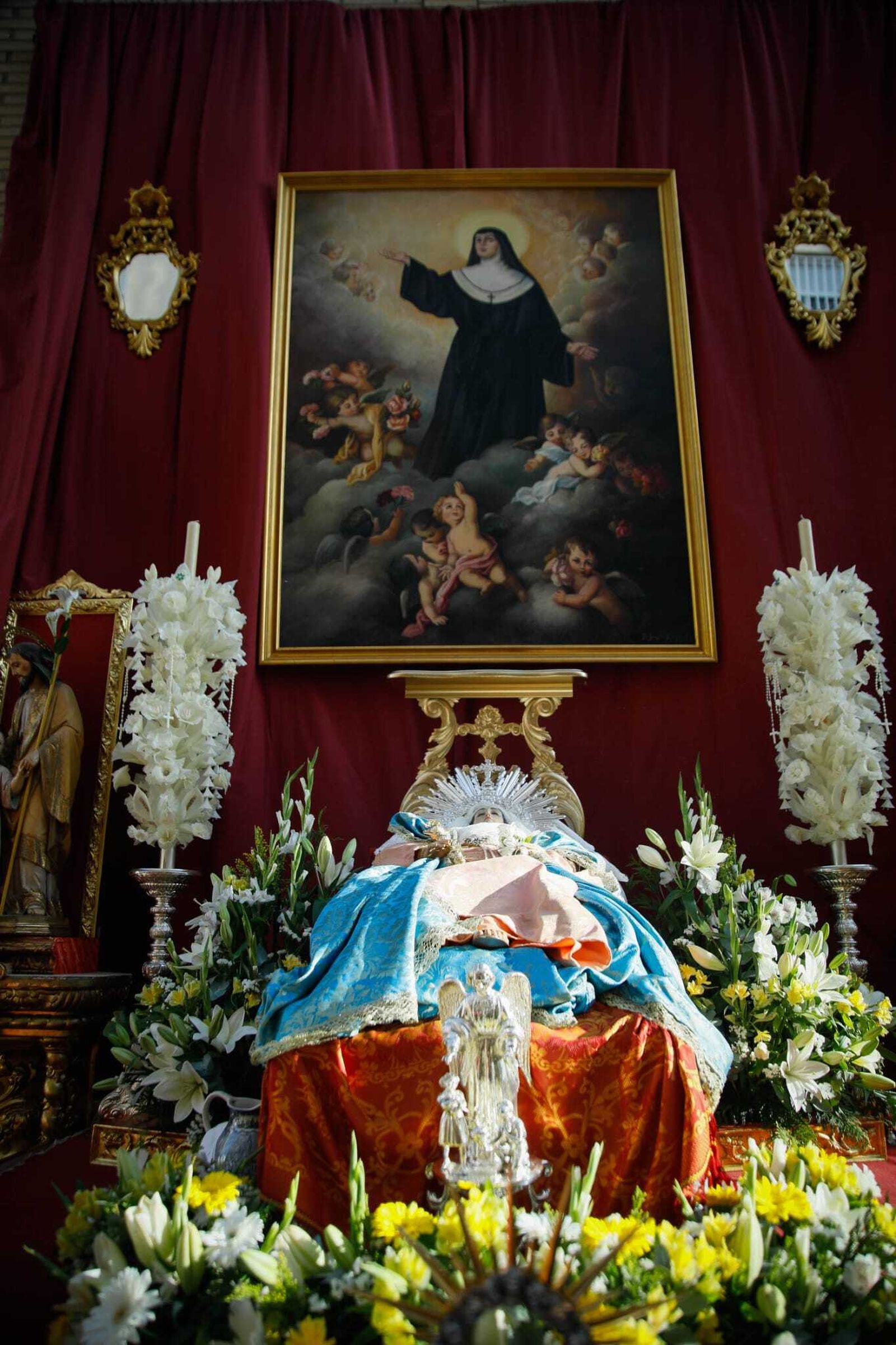 Imágenes de la procesión del Corpus Christi en Almería: así han sido la misa y la posterior marcha por la capital