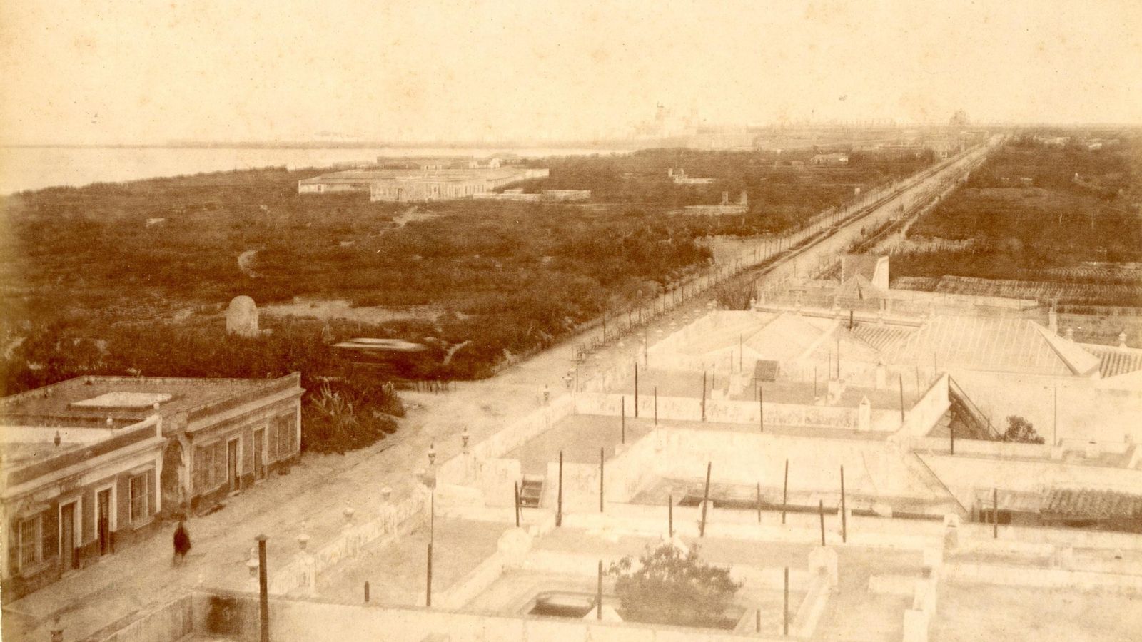 Vista del arrecife hacia la Puerta de Tierra por Rocafull desde la Iglesia de San José.