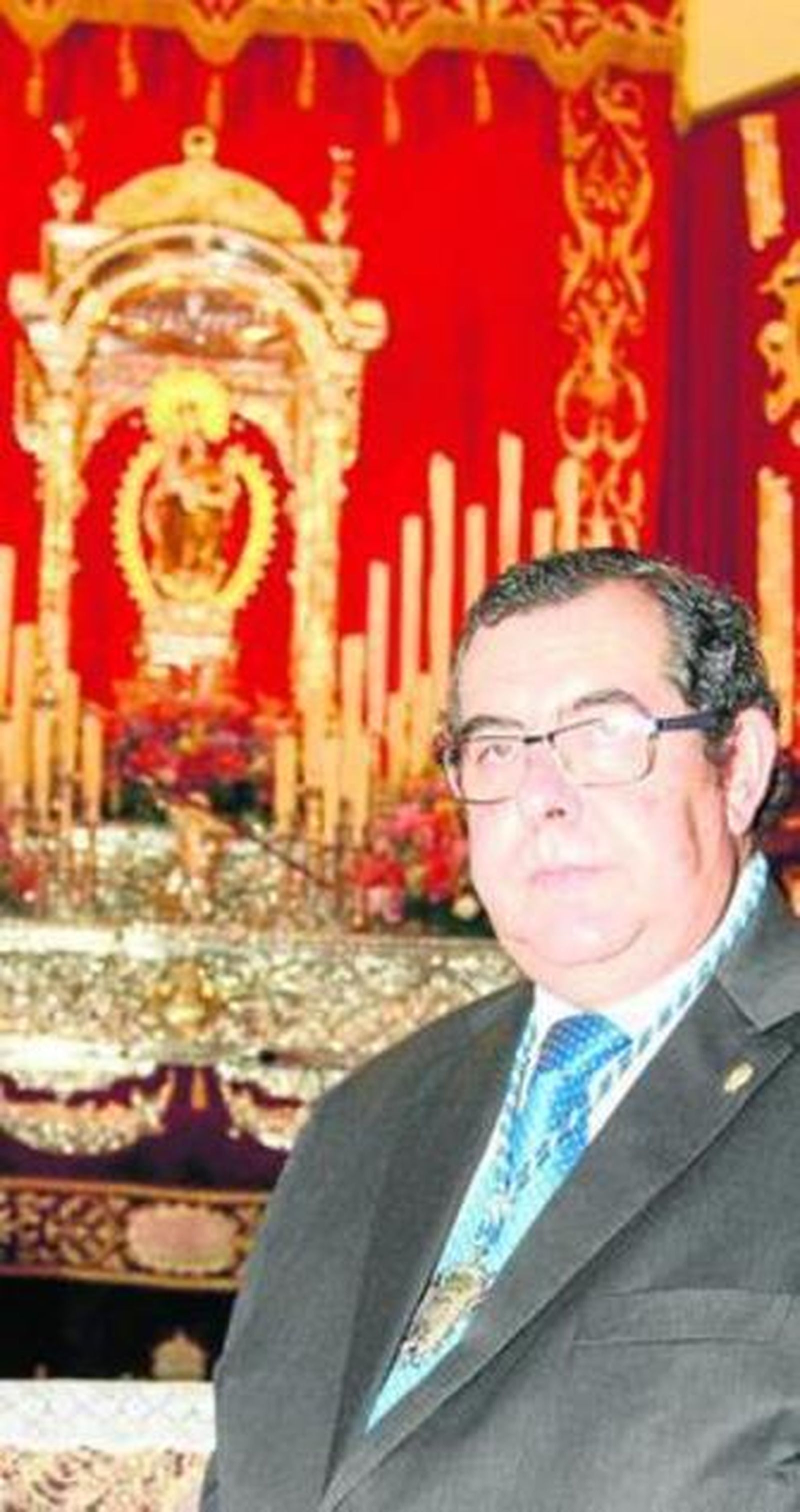 Bienvenido González Roldán, ante la Virgen de la Cinta en el altar de novena