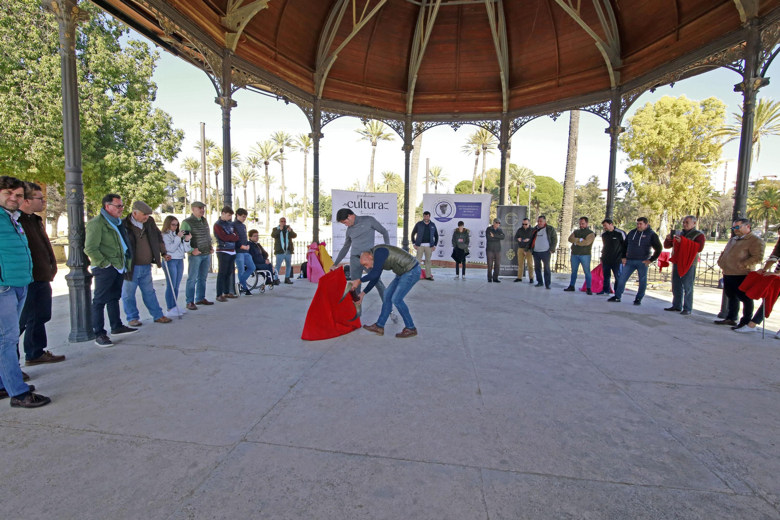 Canales Rivera con los jerezanos de la Asoc. de Antiguos Alumnos de la Escuela Municipal de Tauromaquia de Jerez