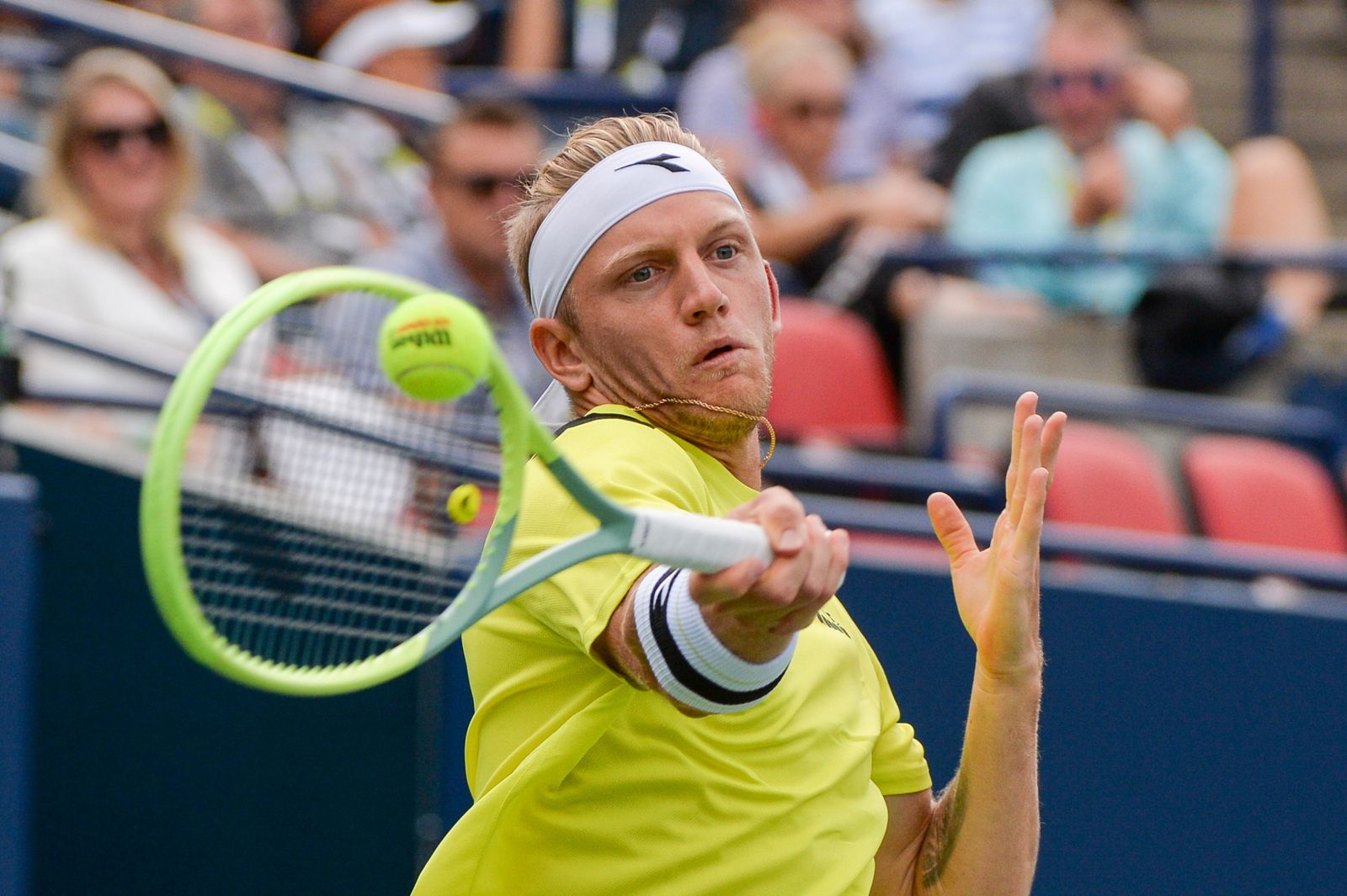 Davidovich golpea de drive.