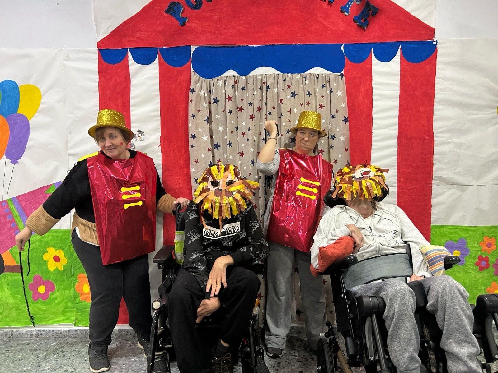 Personas usuarias del Centro de Día en La Línea, en una actividad lúdica y de convivencia.