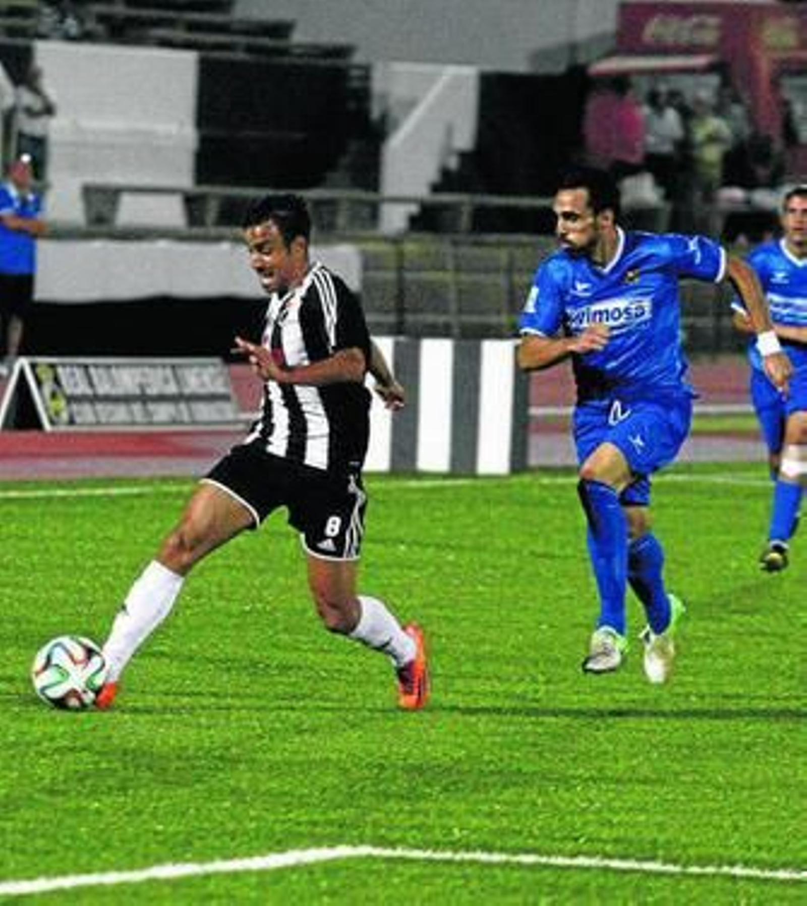 Óscar Martín conduce el balón en el encuentro de ayer.