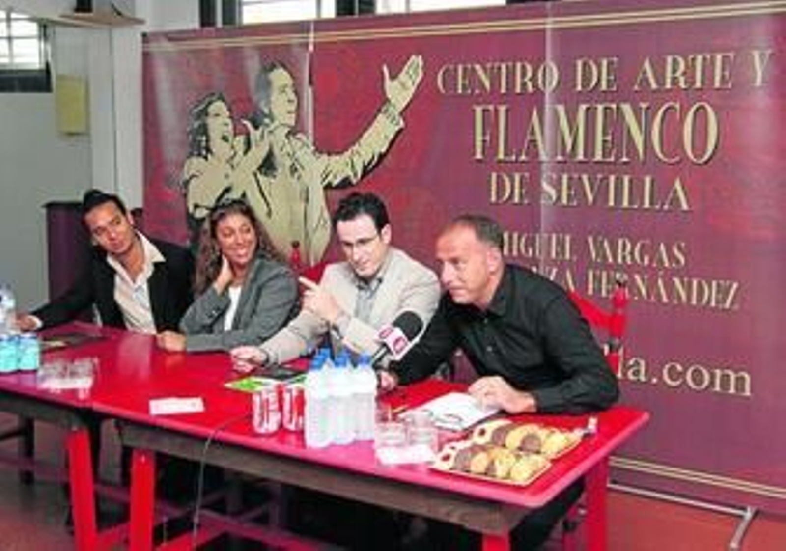 Vargas, Esperanza y Perujo con el delegado de la Fundación Ferrer.