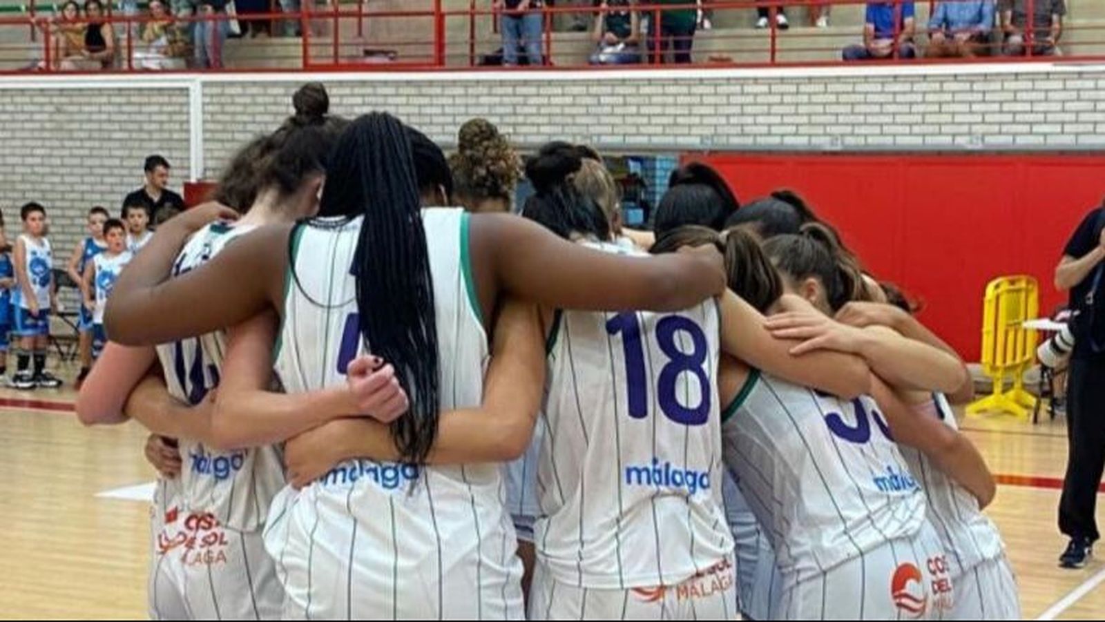 Las jugadoras del Unicaja Mijas, unidas