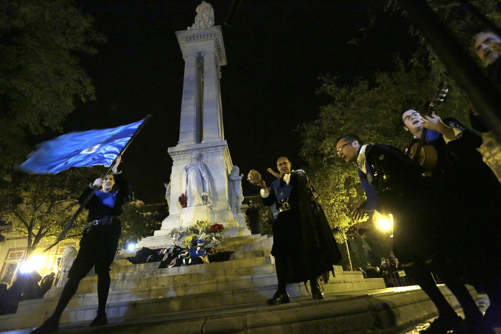 Una tuna honrando a la Inmaculada en su festividad.