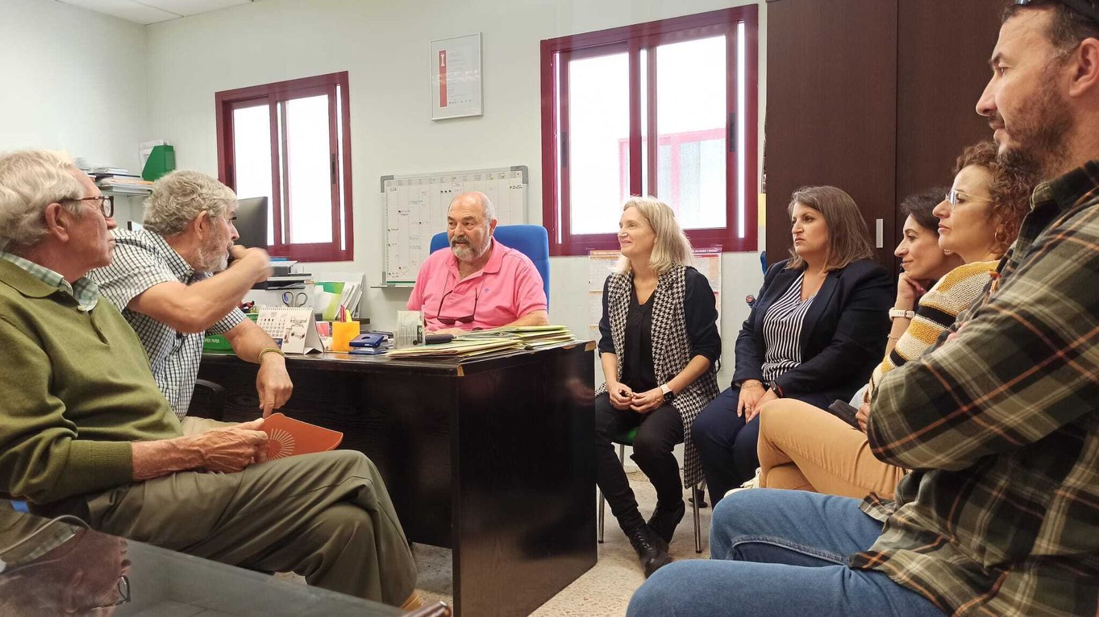 Una imagen de la reunión mantenida con miembros de la asociación La Gaviota.