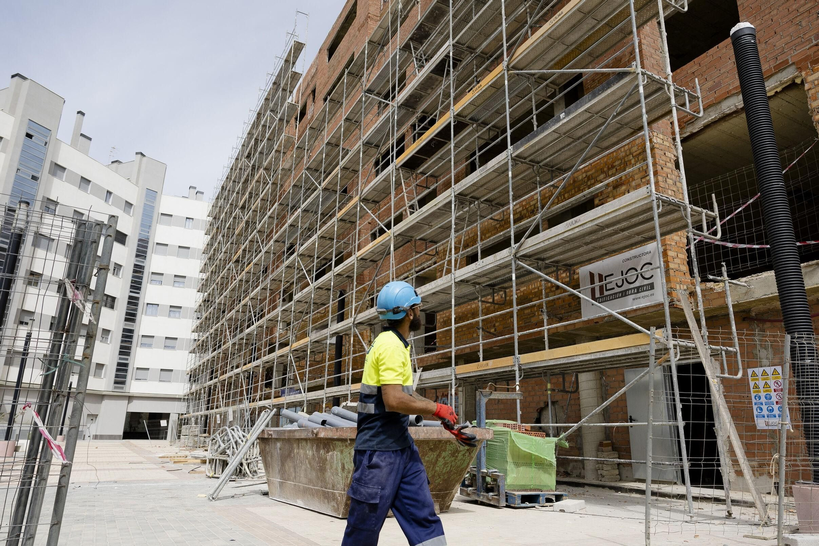 Un obrero en la construcción de una zona de viviendas en Cádiz, de archivo.